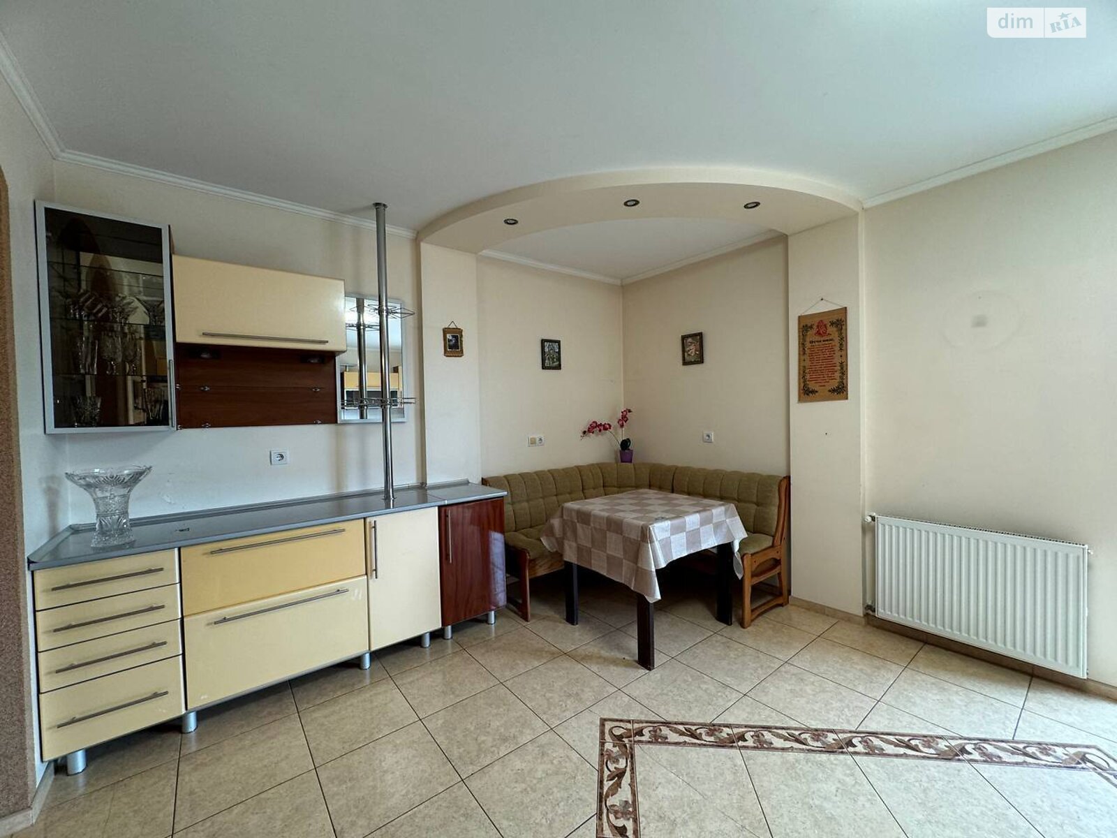 трехэтажный дом с балконом, 450 кв. м, кирпич. Сдается помесячно в Чукаловке фото 1 трехэтажный дом с балконом, 450 кв. м, кирпич. Сдается помесячно в Чукаловке фото 1