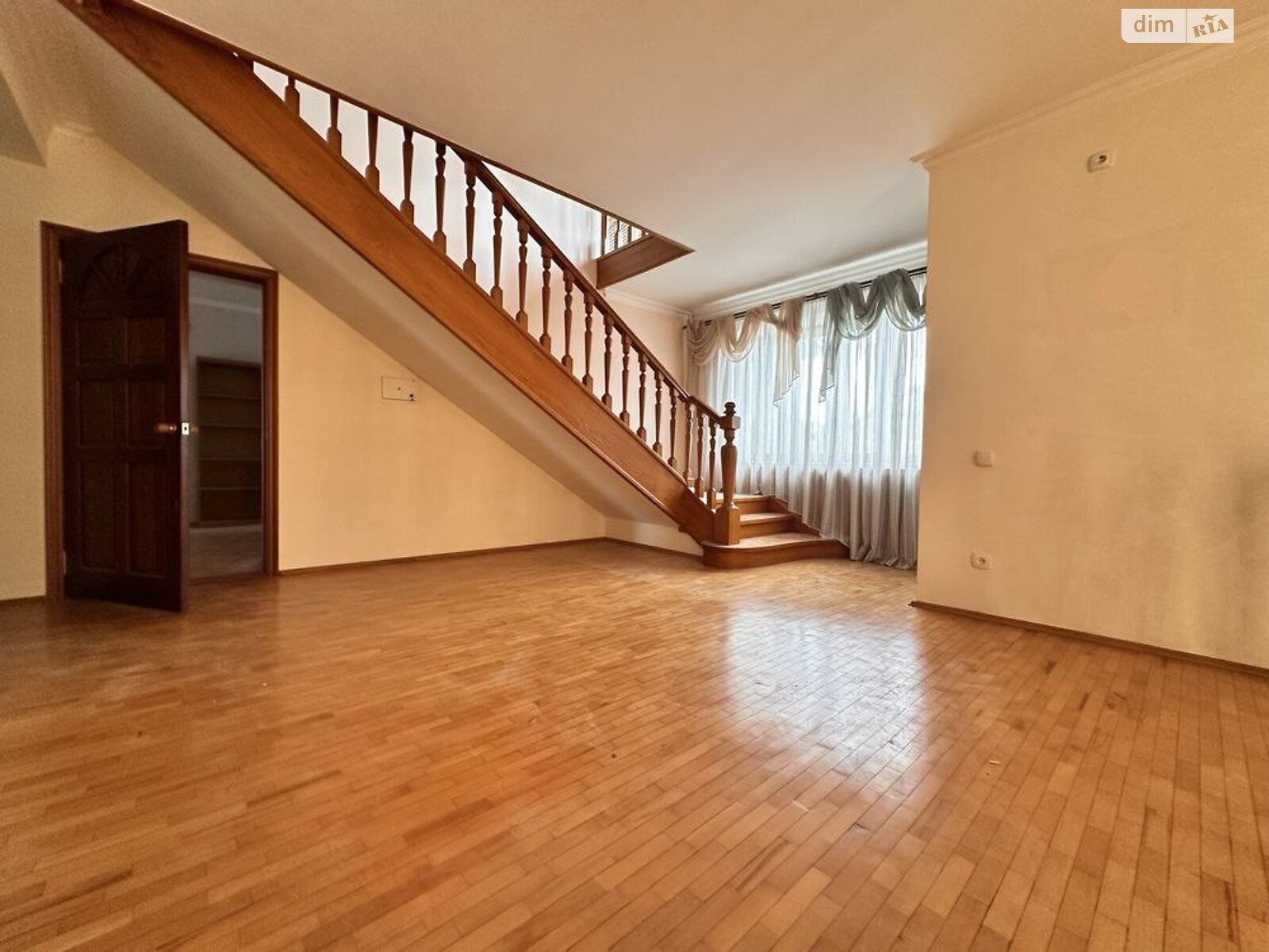 трехэтажный дом с гаражом, 536 кв. м, кирпич. Сдается помесячно в Днепре, в районе 1 мая фото 1