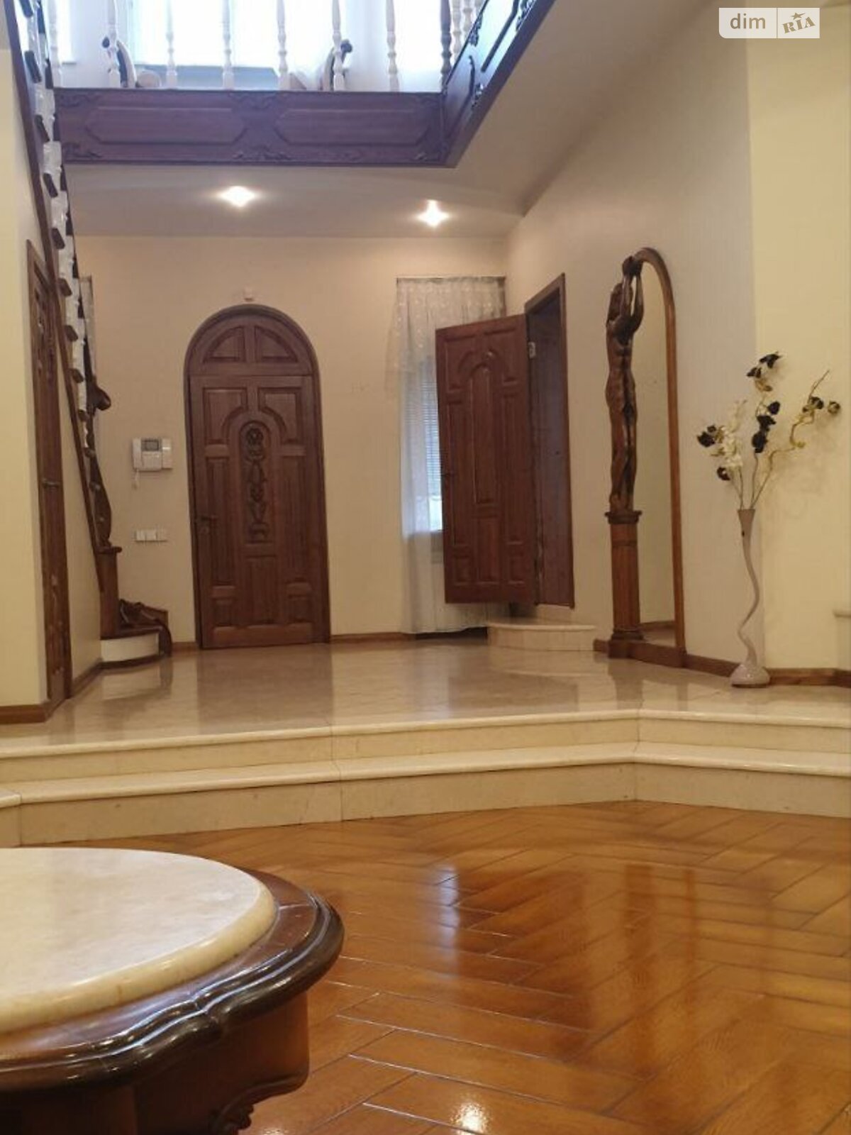 триповерховий будинок з балконом, 580 кв. м, цегла. Здається помісячно в Дніпрі фото 1 триповерховий будинок з балконом, 580 кв. м, цегла. Здається помісячно в Дніпрі фото 1