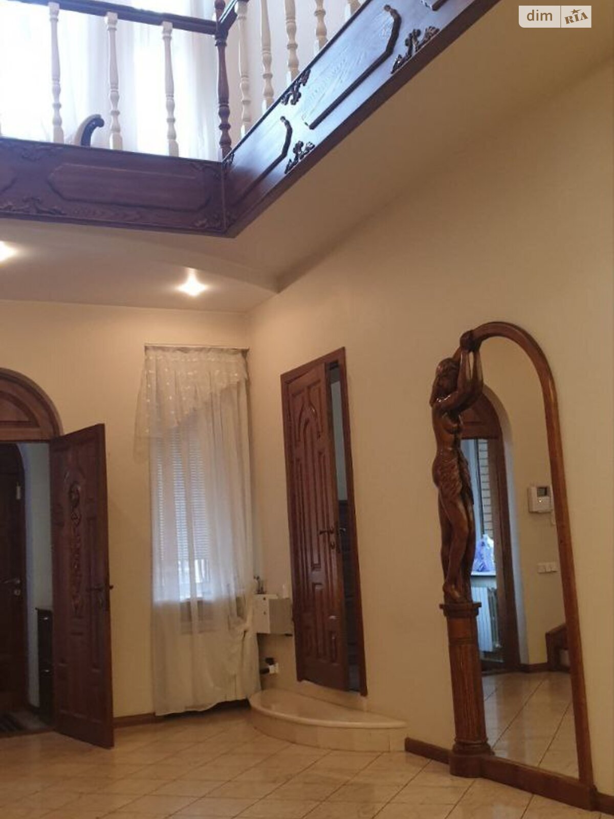 триповерховий будинок з балконом, 580 кв. м, цегла. Здається помісячно в Дніпрі фото 1 триповерховий будинок з балконом, 580 кв. м, цегла. Здається помісячно в Дніпрі фото 1
