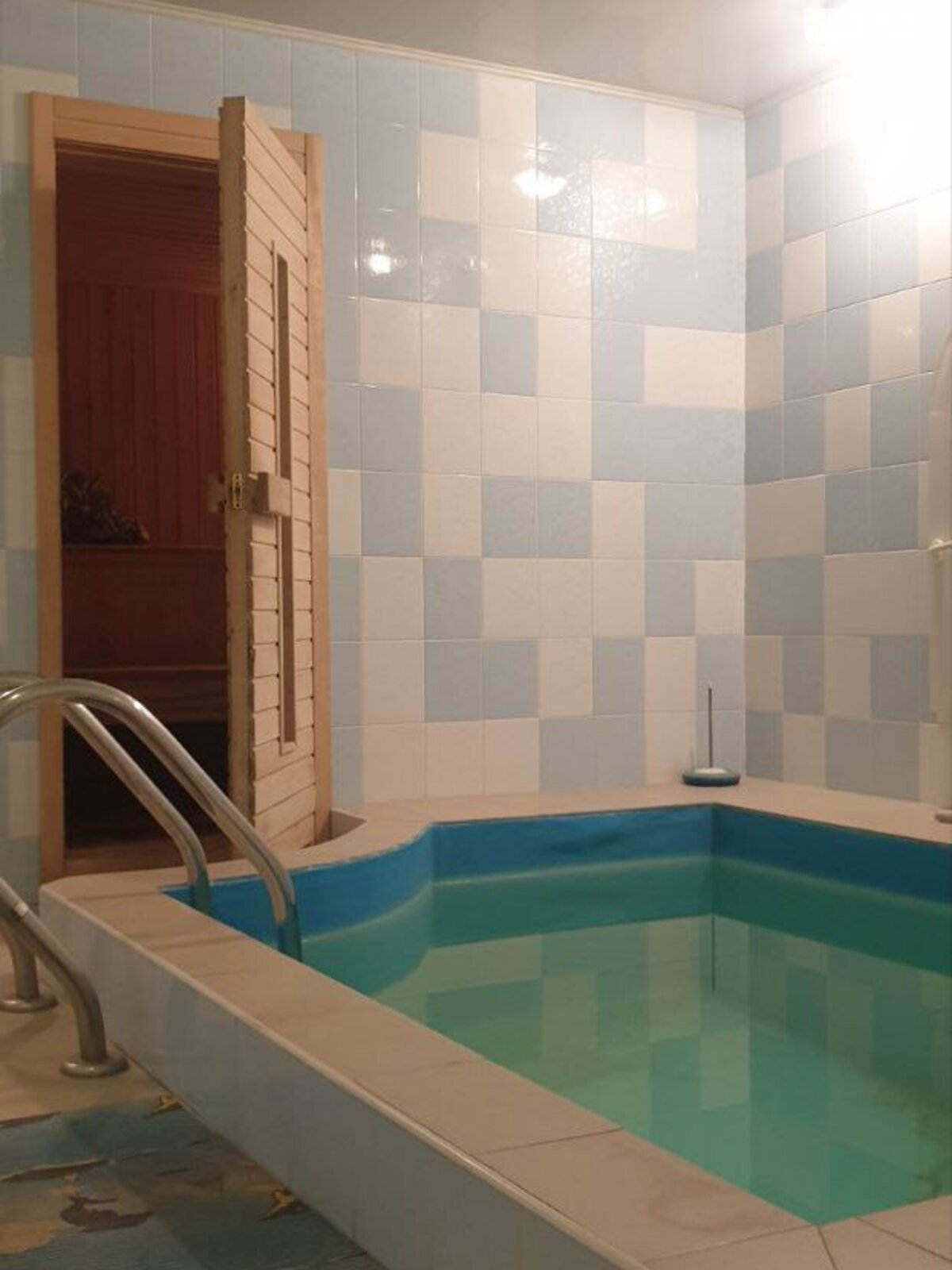 триповерховий будинок з балконом, 580 кв. м, цегла. Здається помісячно в Дніпрі фото 1 триповерховий будинок з балконом, 580 кв. м, цегла. Здається помісячно в Дніпрі фото 1