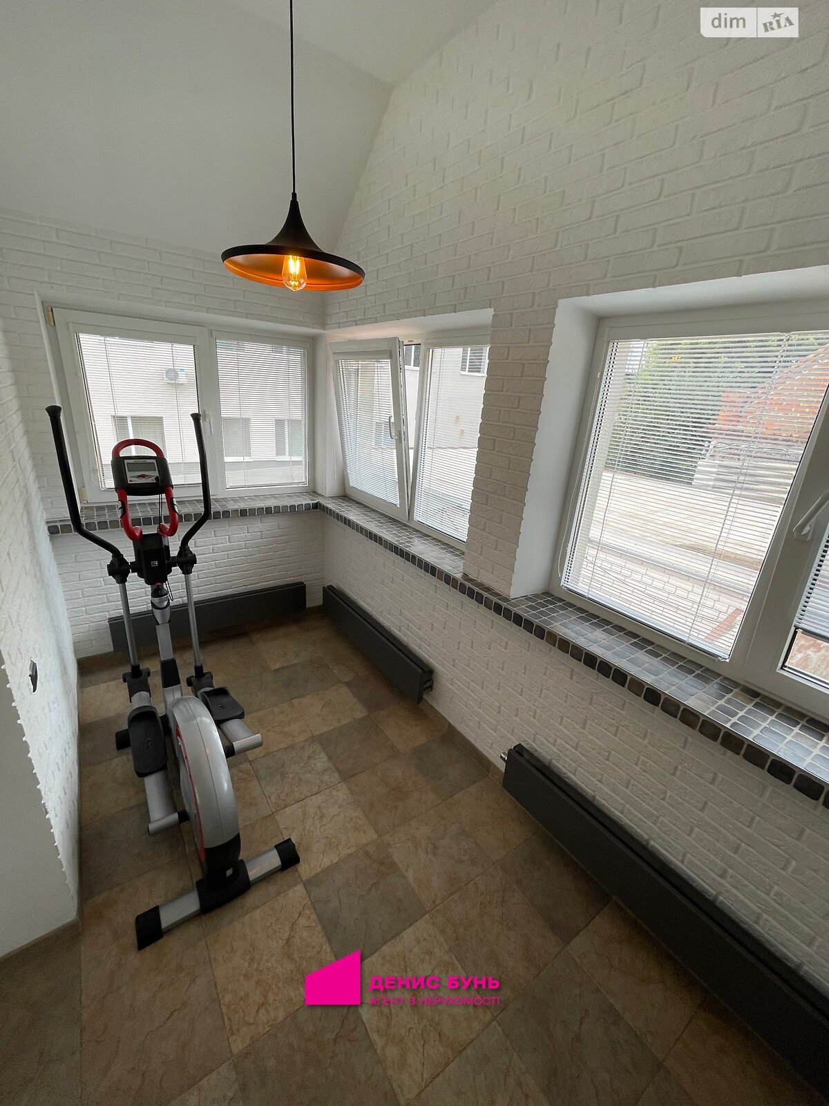 двухэтажный дом с гаражом, 126 кв. м, кирпич. Сдается помесячно в Днепре, в районе Соборный фото 1 двухэтажный дом с гаражом, 126 кв. м, кирпич. Сдается помесячно в Днепре, в районе Соборный фото 1