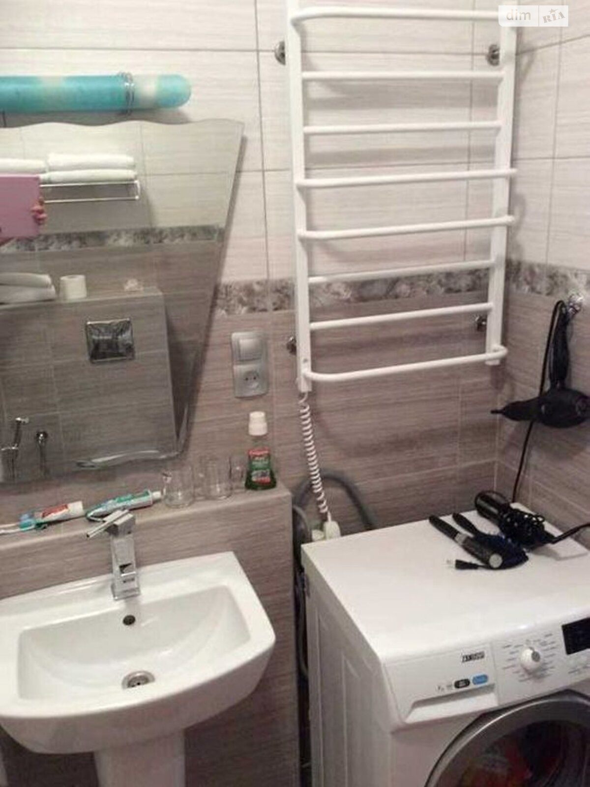 двухэтажный дом с верандой, 220 кв. м, кирпич. Сдается помесячно в Днепре, в районе ДИИТ фото 1 двухэтажный дом с верандой, 220 кв. м, кирпич. Сдается помесячно в Днепре, в районе ДИИТ фото 1