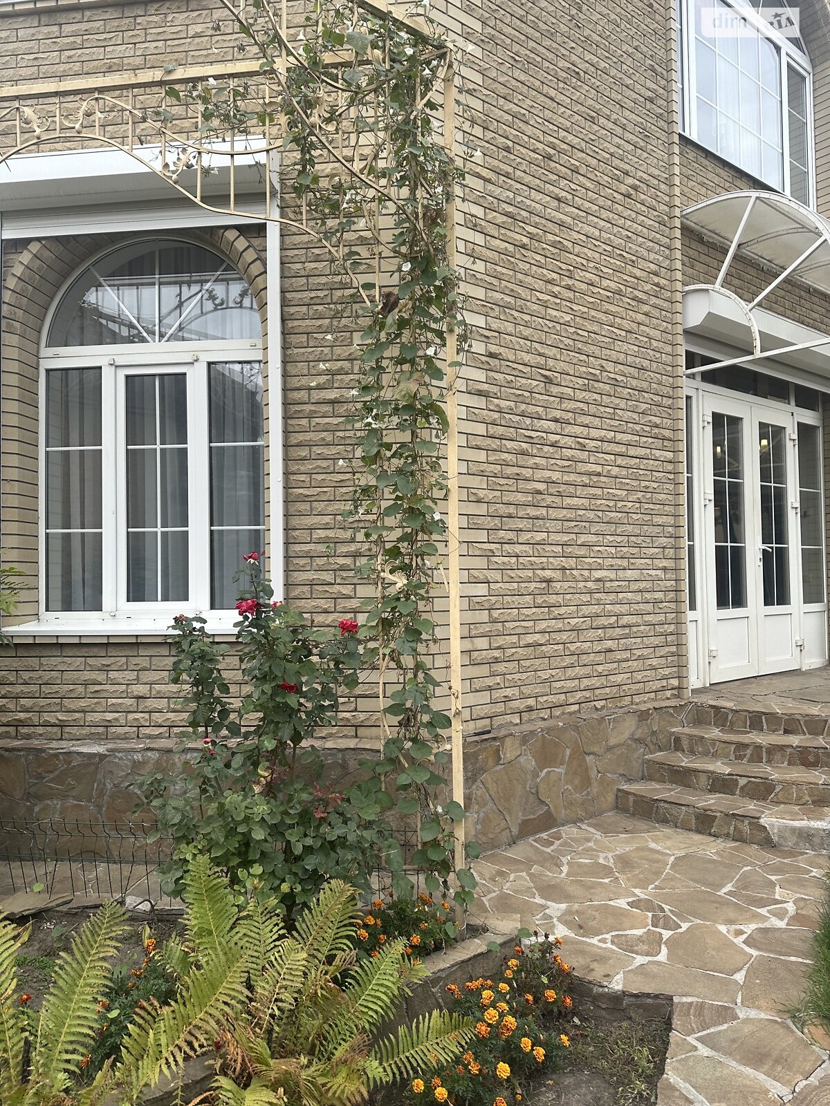триповерховий будинок з гаражем, 220 кв. м, цегла. Здається помісячно в Дніпрі, в районі ДІІТ фото 1 трипроверховий будинок з гаражем, 220 кв. м, цегла. Здається помісячно в Дніпрі, в районі ДІІТ фото 1