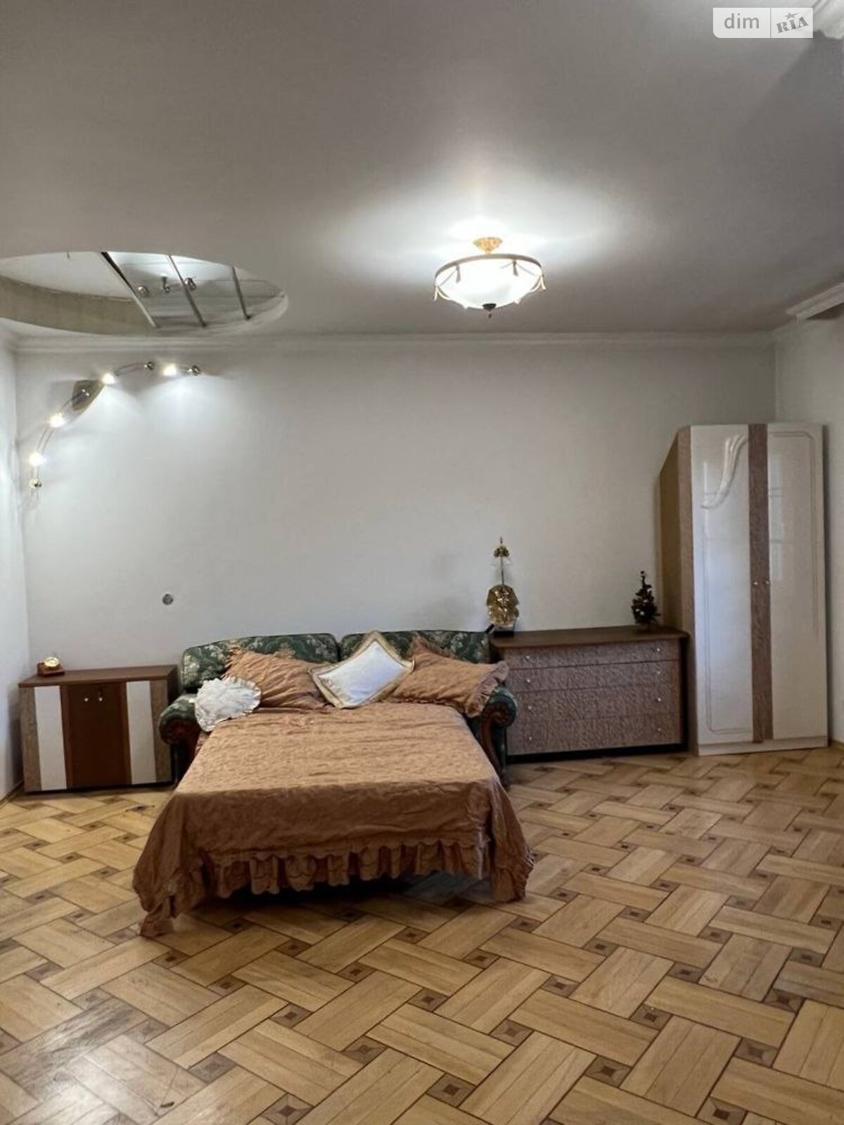 трехэтажный дом с верандой, 1800 кв. м, кирпич. Сдается помесячно в Днепре, в районе ДИИТ фото 1 трехэтажный дом с верандой, 1800 кв. м, кирпич. Сдается помесячно в Днепре, в районе ДИИТ фото 1