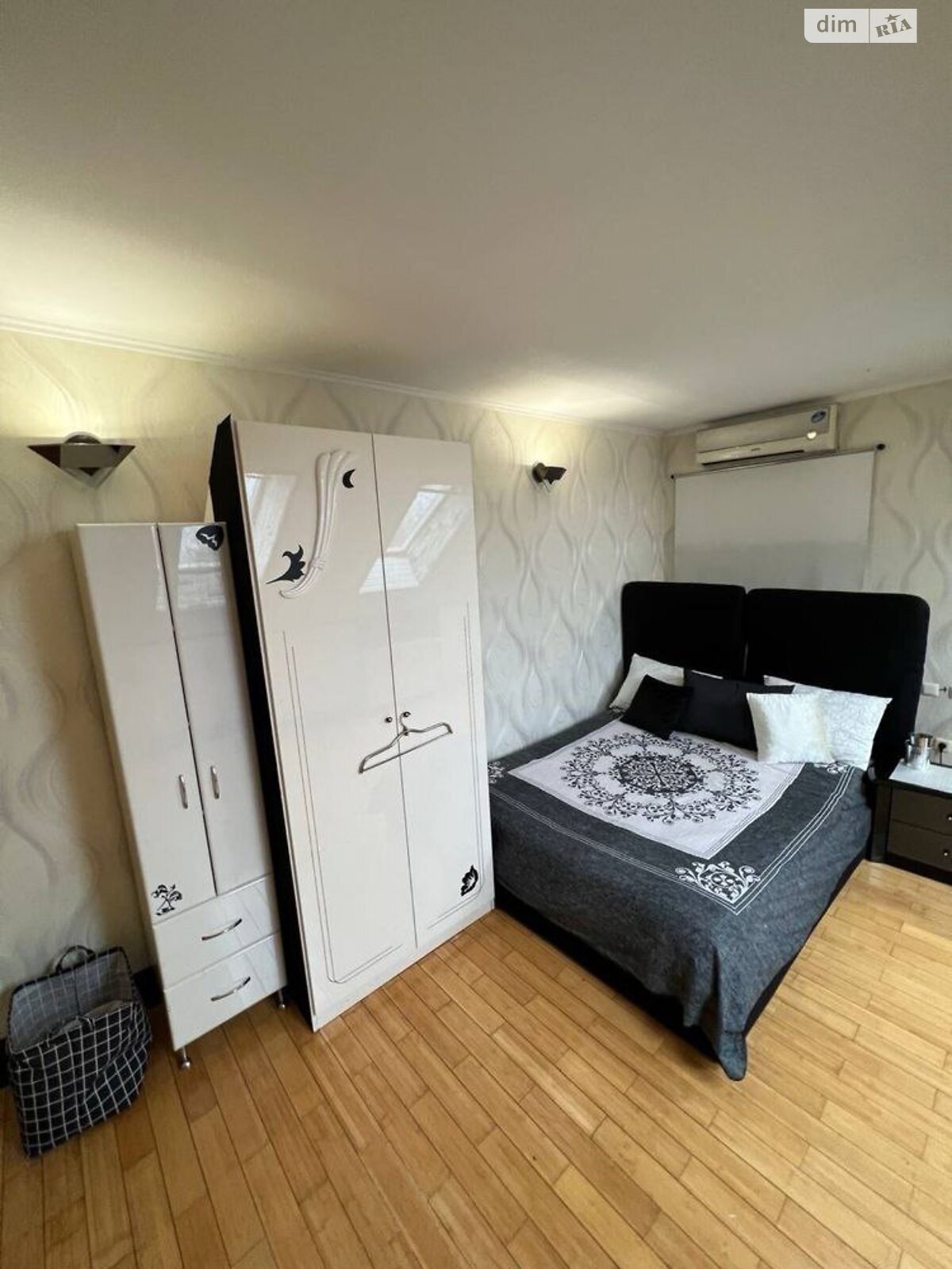 трехэтажный дом с верандой, 1800 кв. м, кирпич. Сдается помесячно в Днепре, в районе ДИИТ фото 1 трехэтажный дом с верандой, 1800 кв. м, кирпич. Сдается помесячно в Днепре, в районе ДИИТ фото 1