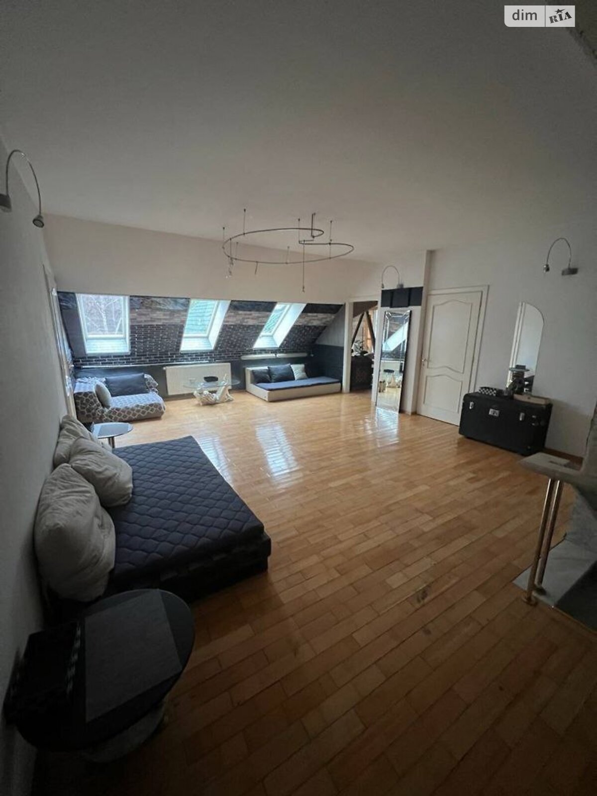 трехэтажный дом с верандой, 1800 кв. м, кирпич. Сдается помесячно в Днепре, в районе ДИИТ фото 1 трехэтажный дом с верандой, 1800 кв. м, кирпич. Сдается помесячно в Днепре, в районе ДИИТ фото 1