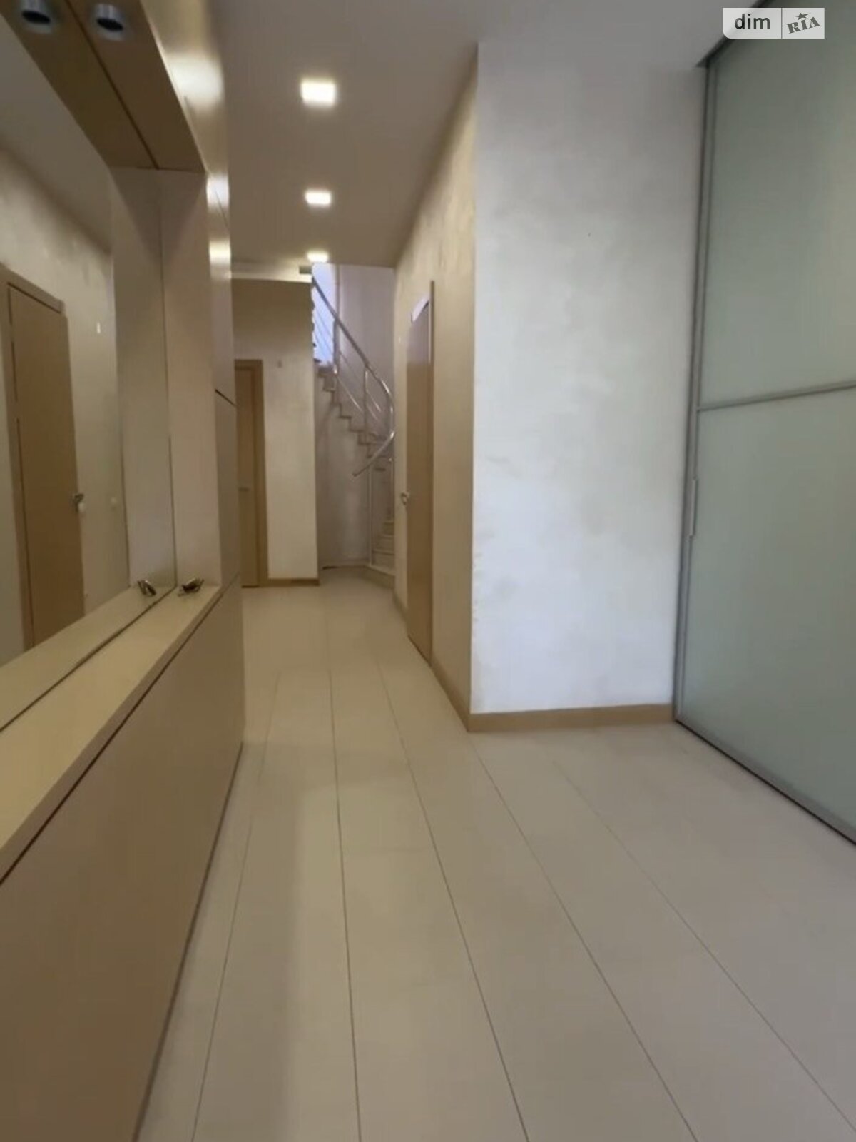 двухэтажный дом, 200 кв. м, кирпич. Сдается помесячно в Днепре, в районе Лагерный фото 1 двухэтажный дом, 200 кв. м, кирпич. Сдается помесячно в Днепре, в районе Лагерный фото 1