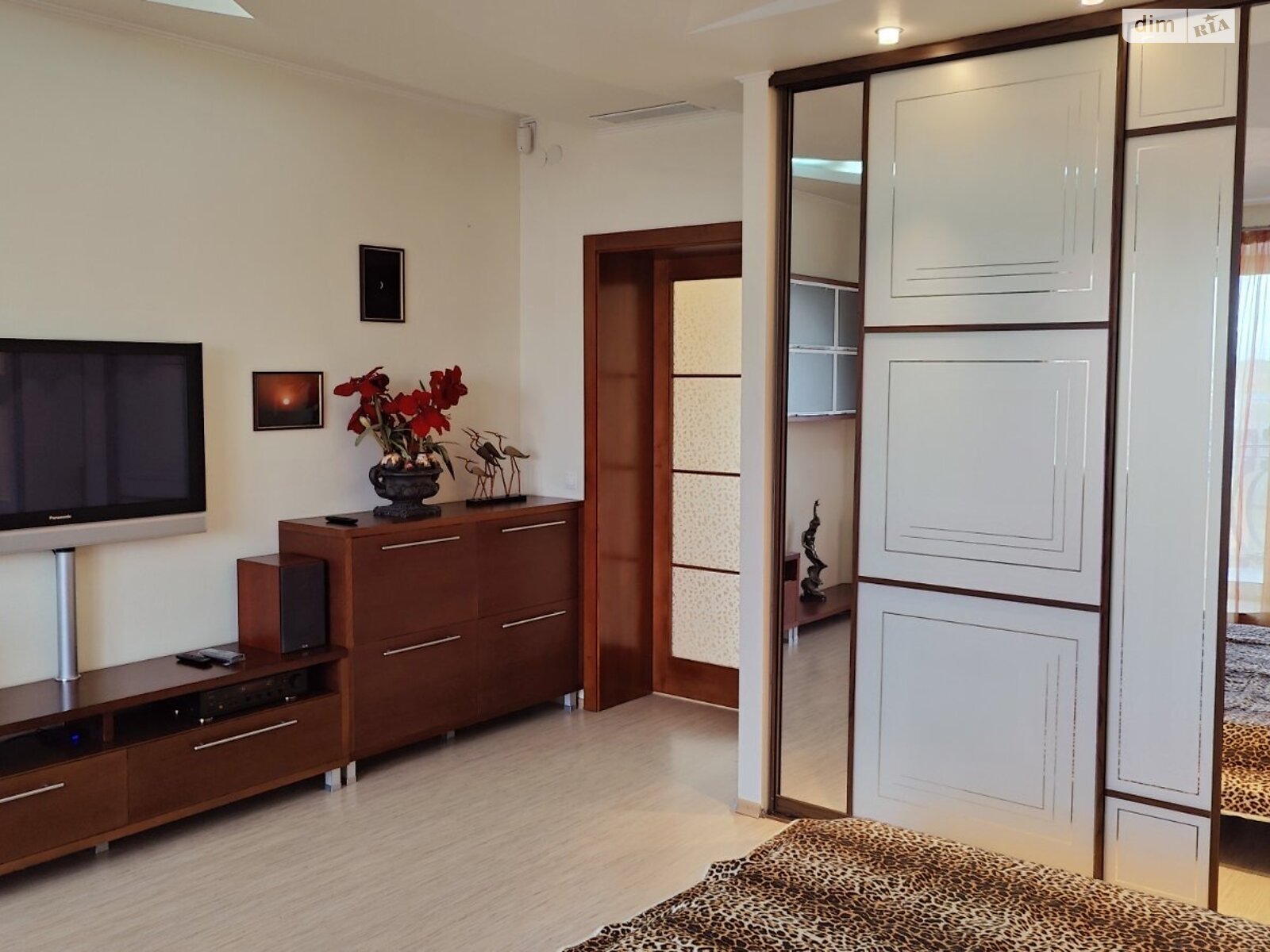 двоповерховий будинок з балконом, 289.3 кв. м, цегла. Здається помісячно в Дніпрі, в районі Ломівка фото 1 двопроверховий будинок з балконом, 289.3 кв. м, цегла. Здається помісячно в Дніпрі, в районі Ломівка фото 1