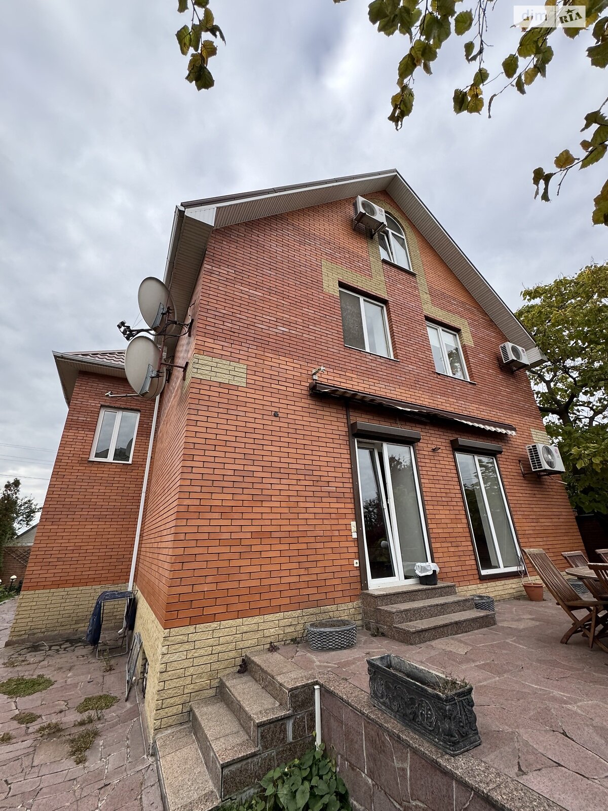 трехэтажный дом, 350 кв. м, кирпич. Сдается помесячно в Днепре, в районе Рабочая фото 1