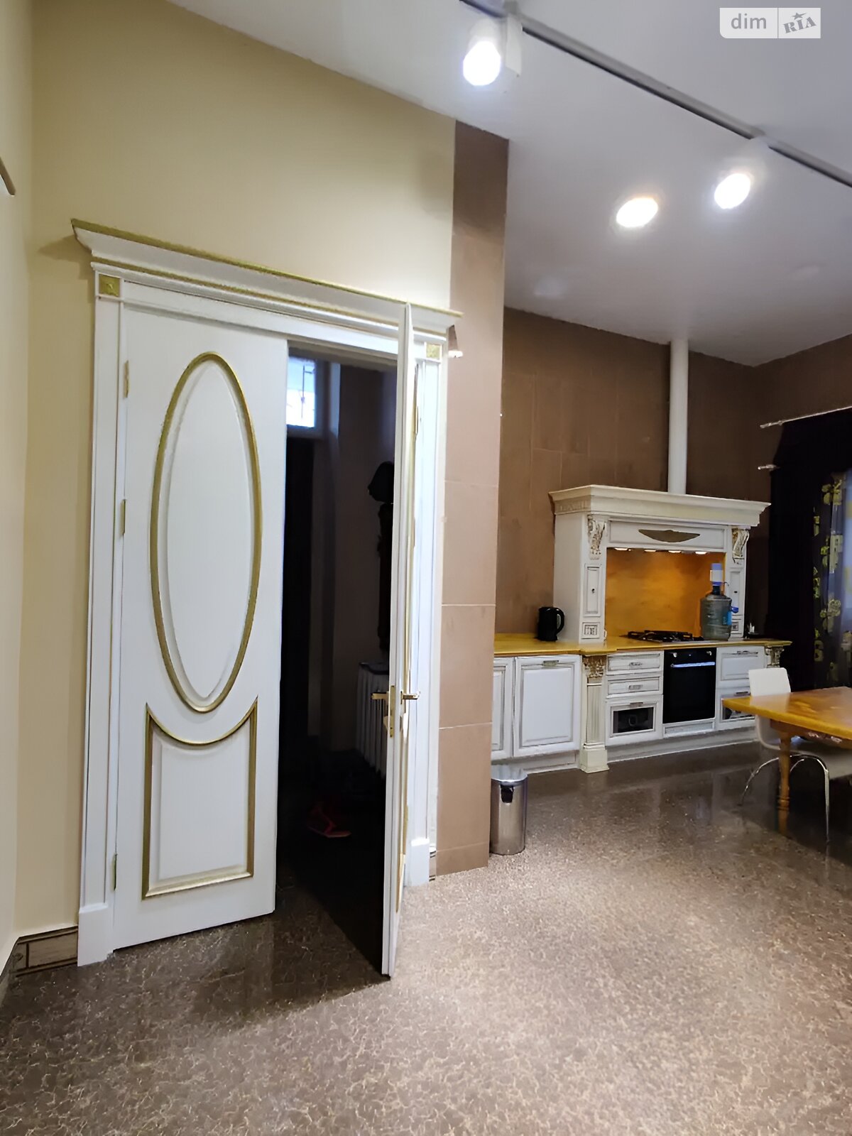чотириповерховий будинок з гаражем, 614 кв. м, цегла. Здається помісячно в Дніпрі, в районі Соборний фото 1 чотирипроверховий будинок з гаражем, 614 кв. м, цегла. Здається помісячно в Дніпрі, в районі Соборний фото 1