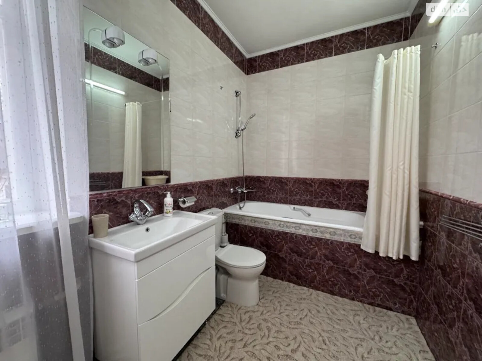 двухэтажный дом с балконом, 100 кв. м, кирпич. Сдается помесячно в Днепре, в районе Центр фото 1