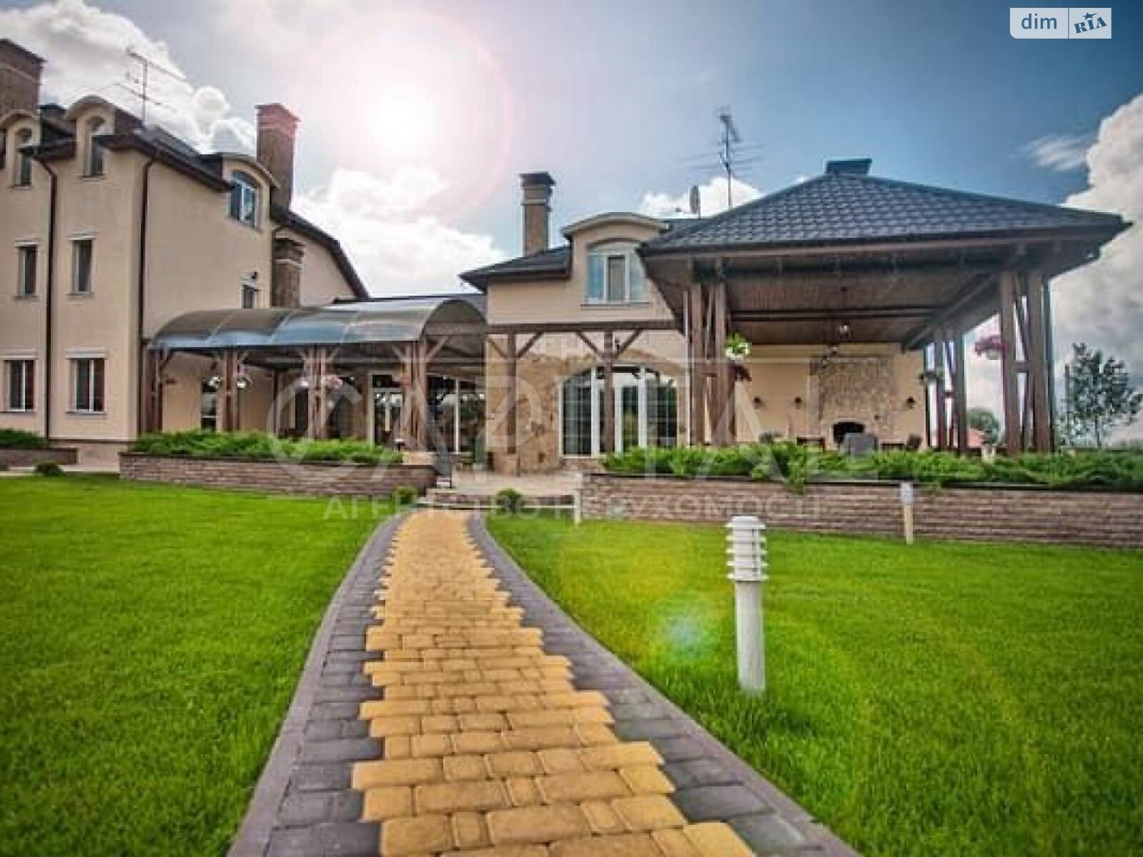 триповерховий будинок з верандою, 1500 кв. м, цегла. Здається помісячно в Горі фото 1 триповерховий будинок з верандою, 1500 кв. м, цегла. Здається помісячно в Горі фото 1