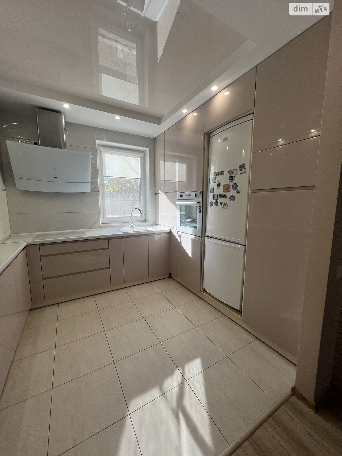 двухэтажный дом, 120 кв. м, кирпич. Сдается помесячно в Хмельницком, в районе Лезневое фото 1 двухэтажный дом, 120 кв. м, кирпич. Сдается помесячно в Хмельницком, в районе Лезневое фото 1