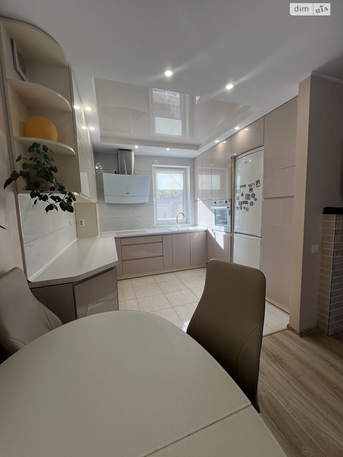 двухэтажный дом, 120 кв. м, кирпич. Сдается помесячно в Хмельницком, в районе Лезневое фото 1 двухэтажный дом, 120 кв. м, кирпич. Сдается помесячно в Хмельницком, в районе Лезневое фото 1