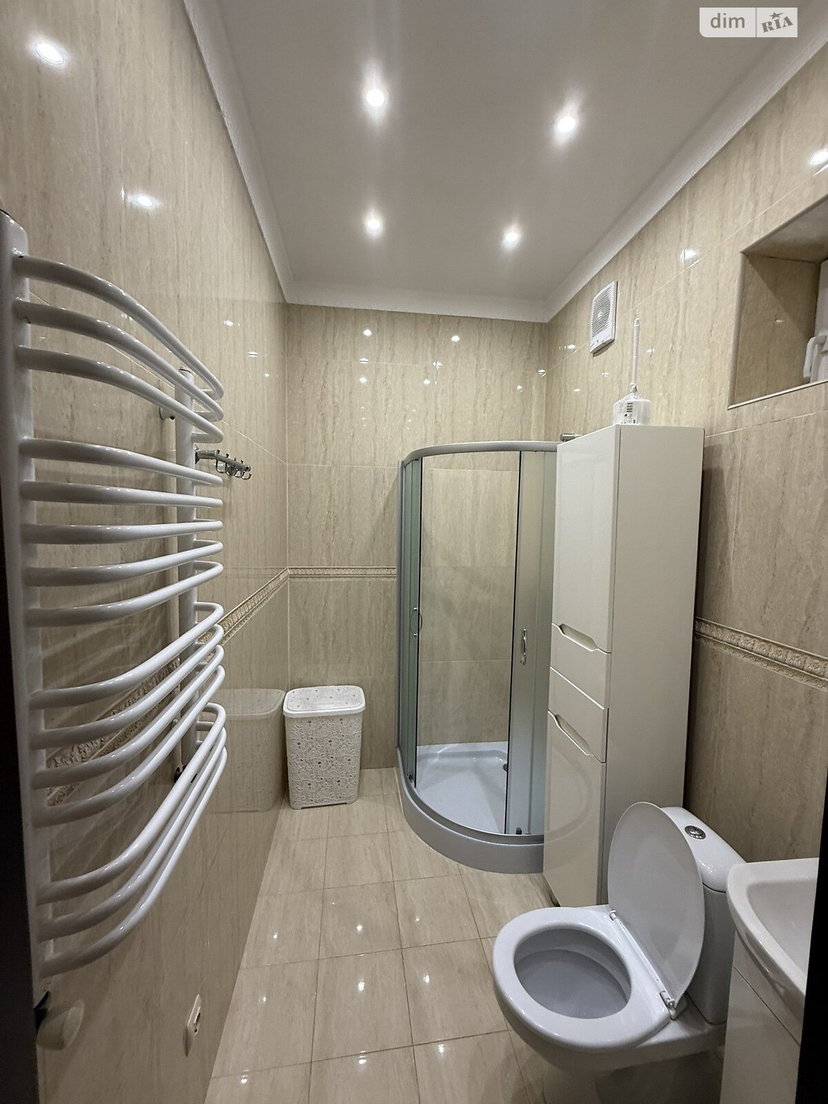 трехэтажный дом, 300 кв. м, кирпич. Сдается помесячно в Хмельницком, в районе Центр фото 1 трехэтажный дом, 300 кв. м, кирпич. Сдается помесячно в Хмельницком, в районе Центр фото 1