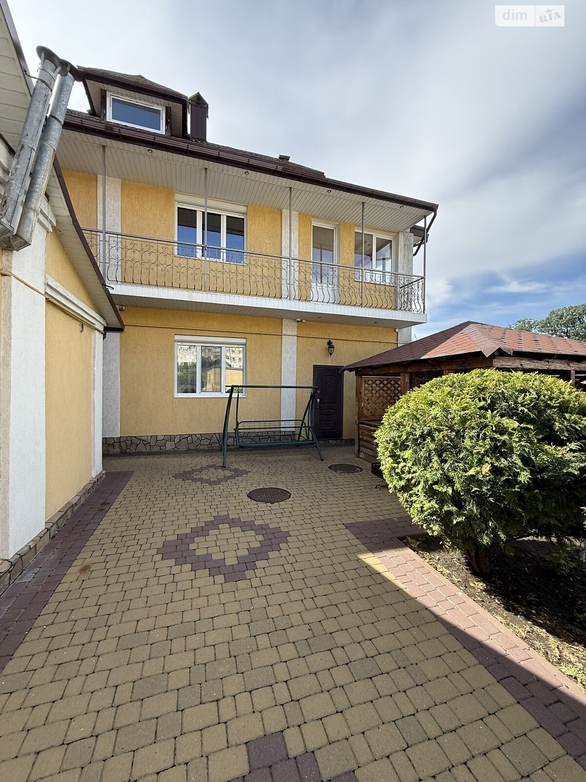 трехэтажный дом, 300 кв. м, кирпич. Сдается помесячно в Хмельницком, в районе Центр фото 1 трехэтажный дом, 300 кв. м, кирпич. Сдается помесячно в Хмельницком, в районе Центр фото 1