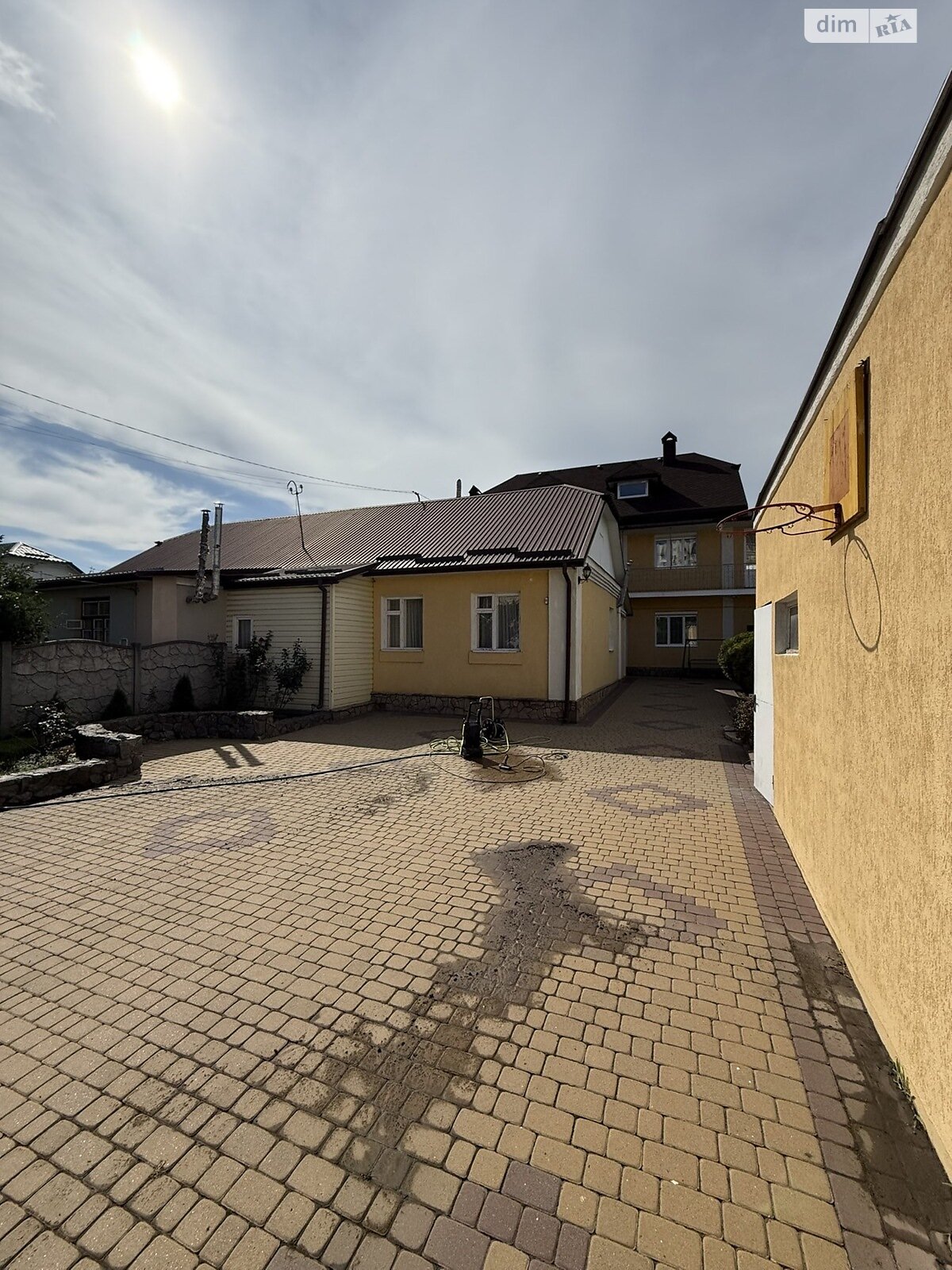 трехэтажный дом, 300 кв. м, кирпич. Сдается помесячно в Хмельницком, в районе Центр фото 1 трехэтажный дом, 300 кв. м, кирпич. Сдается помесячно в Хмельницком, в районе Центр фото 1