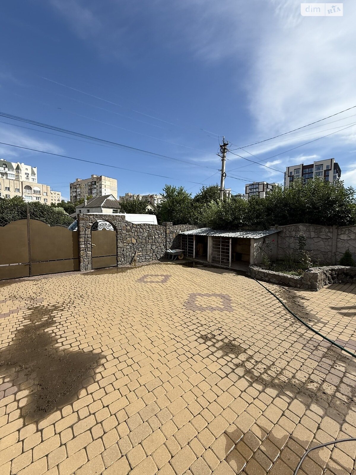 трехэтажный дом, 300 кв. м, кирпич. Сдается помесячно в Хмельницком, в районе Центр фото 1 трехэтажный дом, 300 кв. м, кирпич. Сдается помесячно в Хмельницком, в районе Центр фото 1