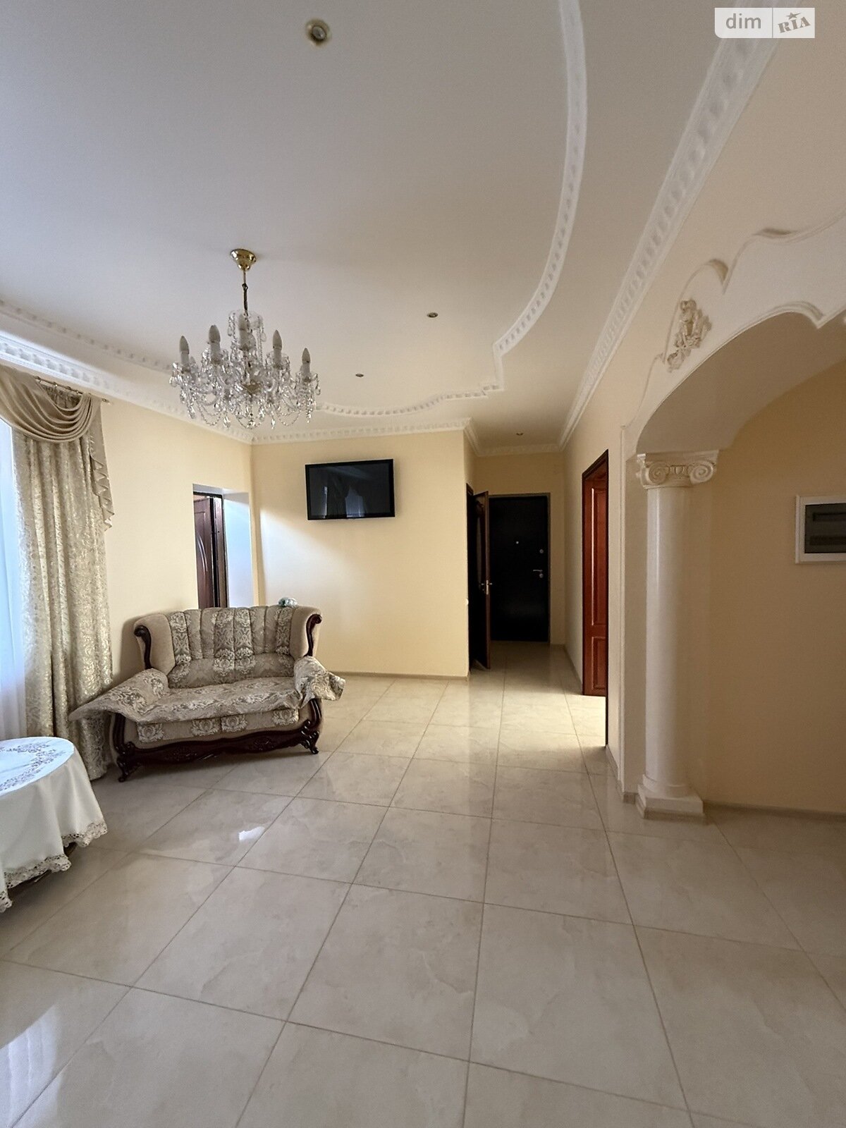 трехэтажный дом, 300 кв. м, кирпич. Сдается помесячно в Хмельницком, в районе Центр фото 1 трехэтажный дом, 300 кв. м, кирпич. Сдается помесячно в Хмельницком, в районе Центр фото 1