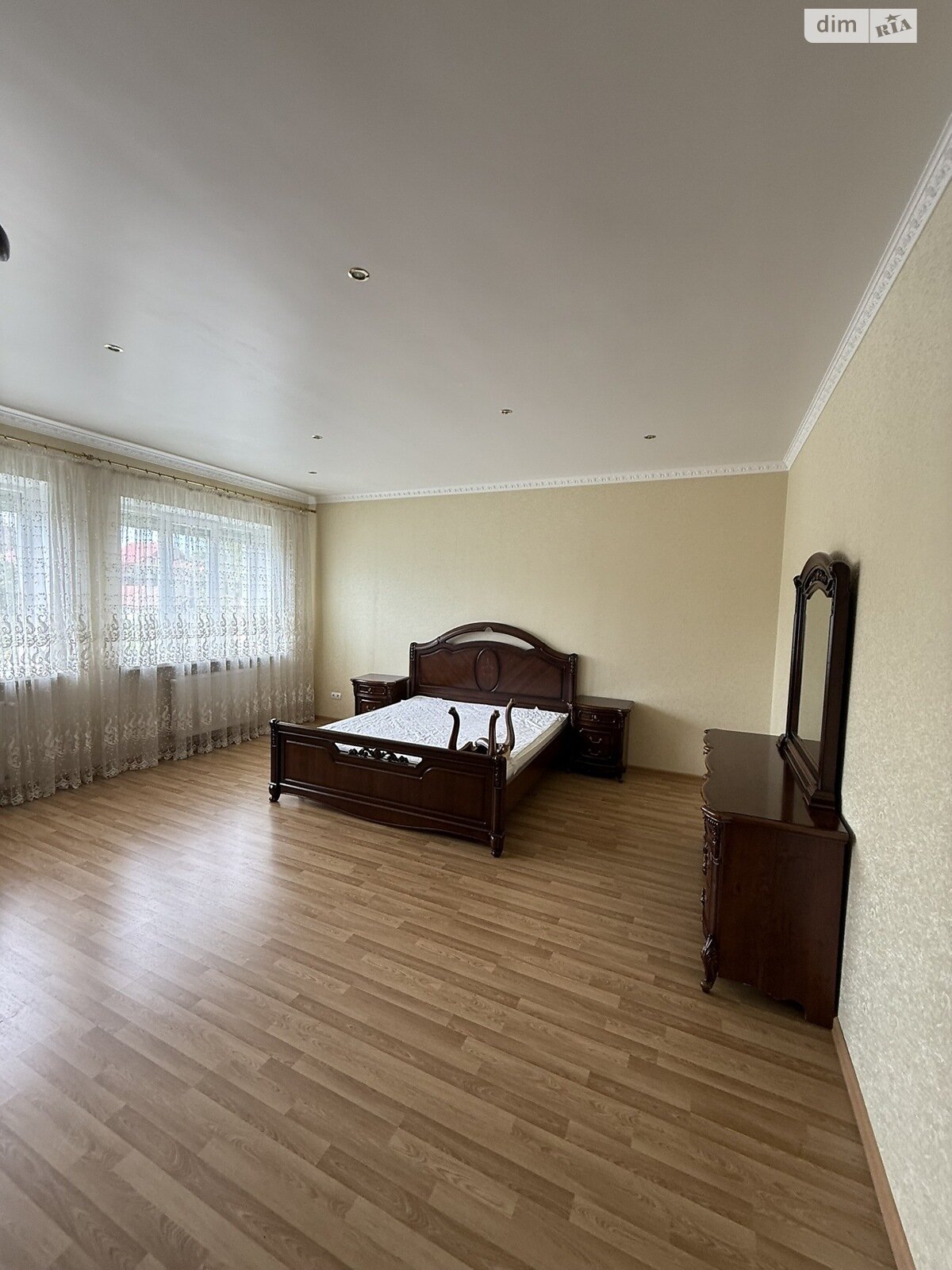 трехэтажный дом, 300 кв. м, кирпич. Сдается помесячно в Хмельницком, в районе Центр фото 1 трехэтажный дом, 300 кв. м, кирпич. Сдается помесячно в Хмельницком, в районе Центр фото 1