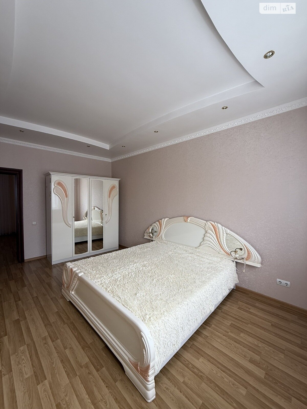 трехэтажный дом, 300 кв. м, кирпич. Сдается помесячно в Хмельницком, в районе Центр фото 1 трехэтажный дом, 300 кв. м, кирпич. Сдается помесячно в Хмельницком, в районе Центр фото 1