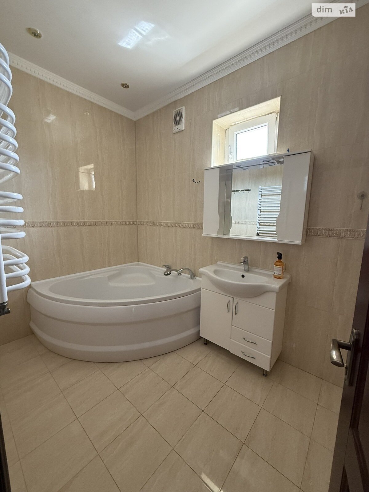 трехэтажный дом, 300 кв. м, кирпич. Сдается помесячно в Хмельницком, в районе Центр фото 1 трехэтажный дом, 300 кв. м, кирпич. Сдается помесячно в Хмельницком, в районе Центр фото 1