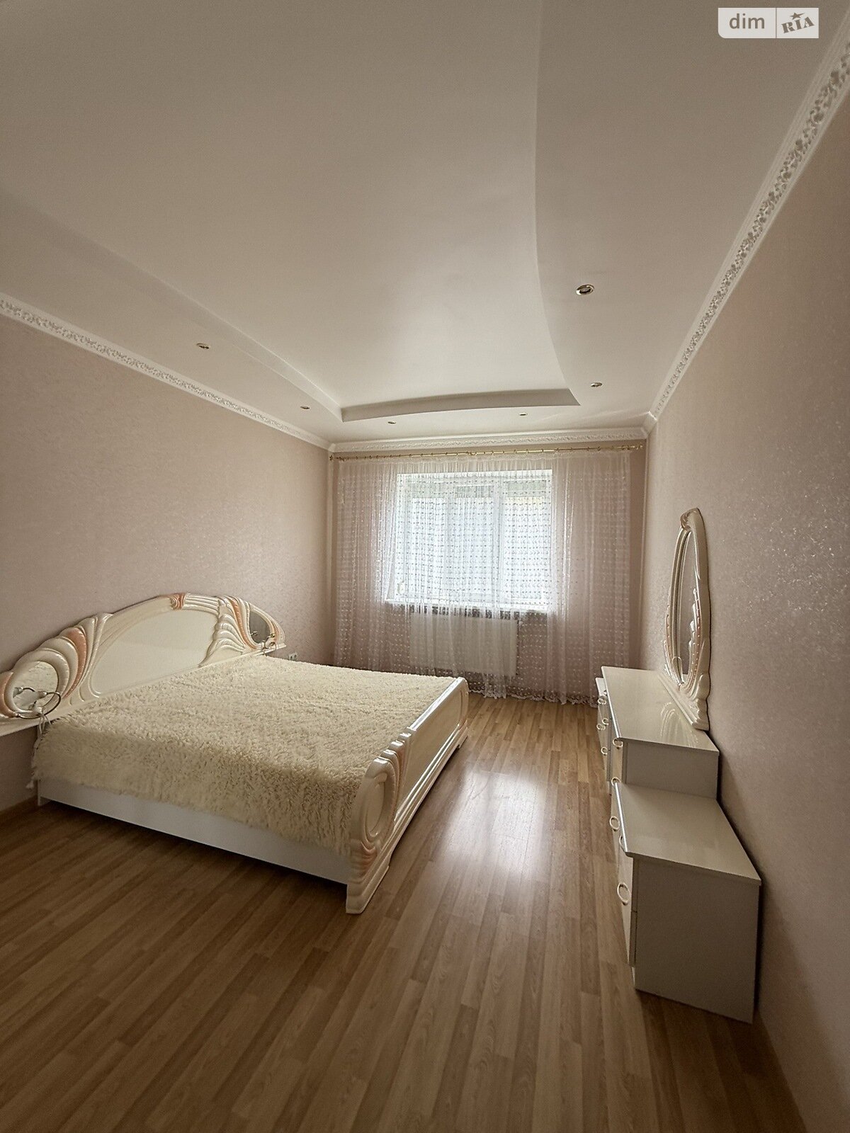 трехэтажный дом, 300 кв. м, кирпич. Сдается помесячно в Хмельницком, в районе Центр фото 1 трехэтажный дом, 300 кв. м, кирпич. Сдается помесячно в Хмельницком, в районе Центр фото 1