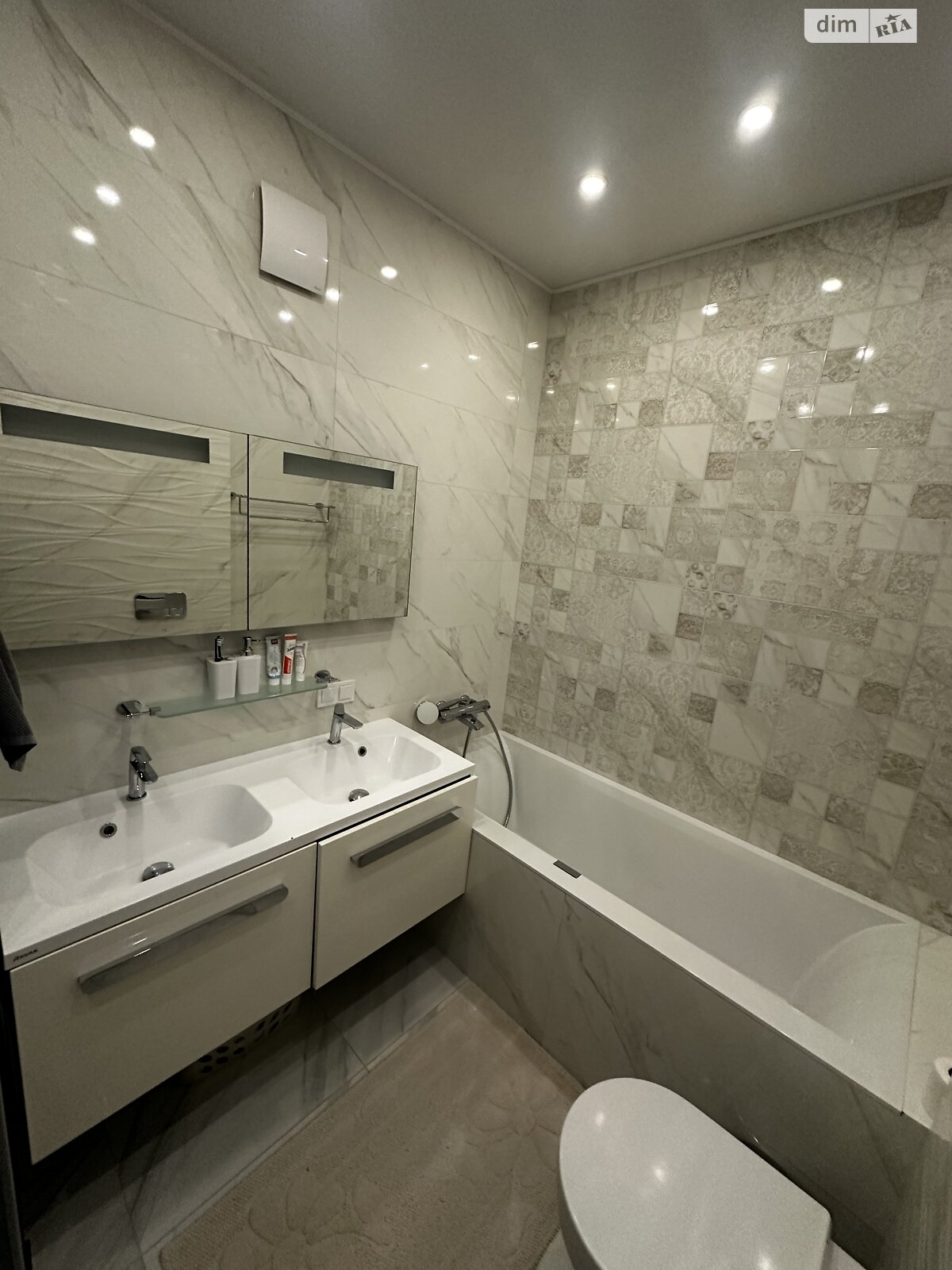 трехэтажный дом, 180 кв. м, кирпич. Сдается помесячно в Ирпене фото 1