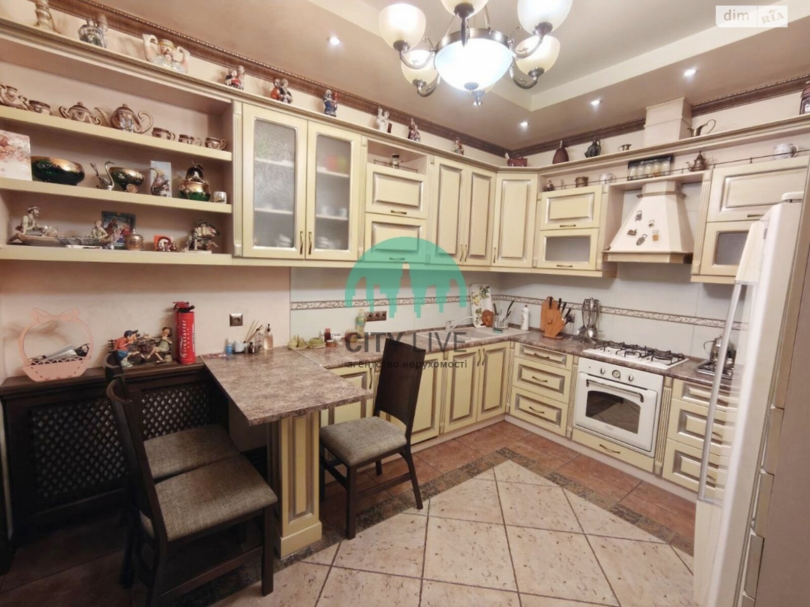 двухэтажный дом с верандой, 215 кв. м, кирпич. Сдается помесячно в Ивано-Франковске, в районе Строителей фото 1 двухэтажный дом с верандой, 215 кв. м, кирпич. Сдается помесячно в Ивано-Франковске, в районе Строителей фото 1