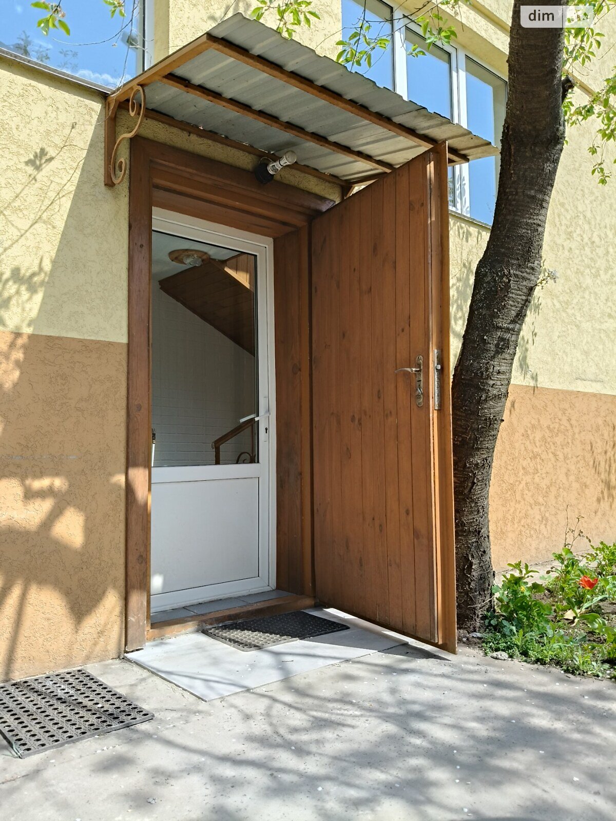 трехэтажный дом с верандой, 120 кв. м, кирпич. Сдается помесячно в Киеве, в районе Оболонский фото 1 трехэтажный дом с верандой, 120 кв. м, кирпич. Сдается помесячно в Киеве, в районе Оболонский фото 1
