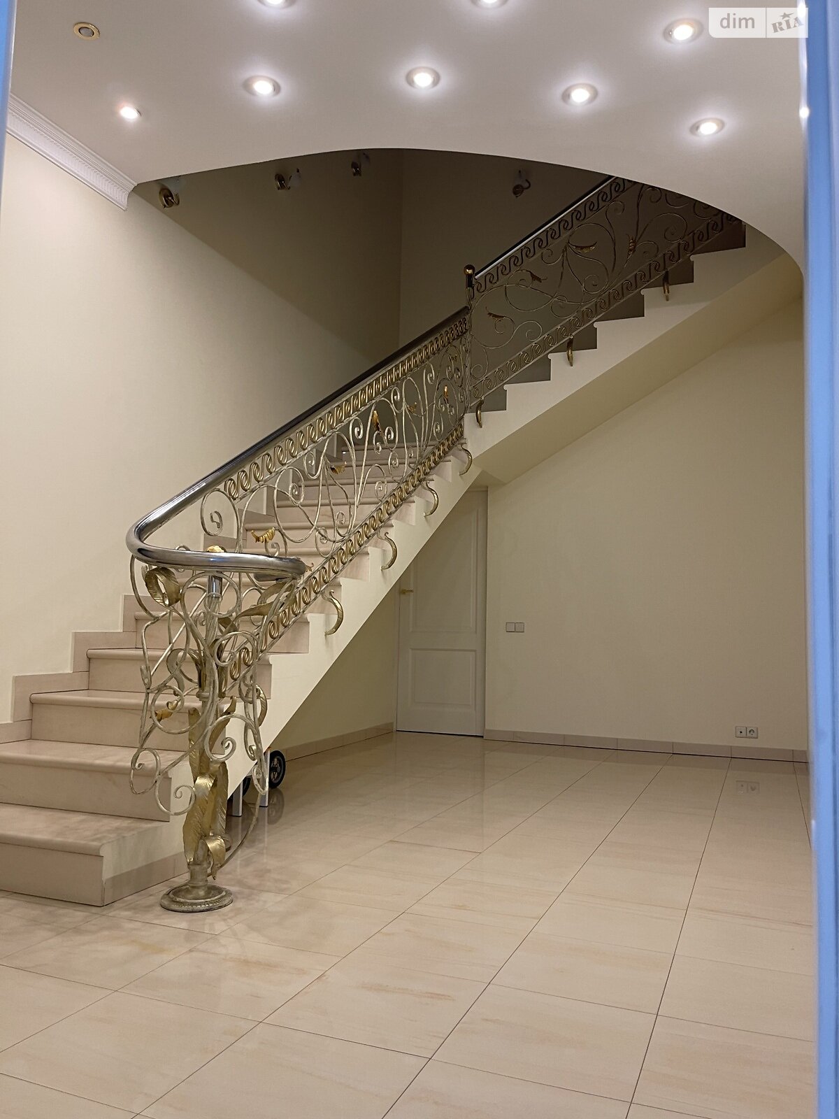 двоповерховий будинок з гаражем, 376 кв. м, кирпич. Здається помісячно в Києві, в районі Чорна Гора фото 1 двопроверховий будинок з гаражем, 376 кв. м, кирпич. Здається помісячно в Києві, в районі Чорна Гора фото 1