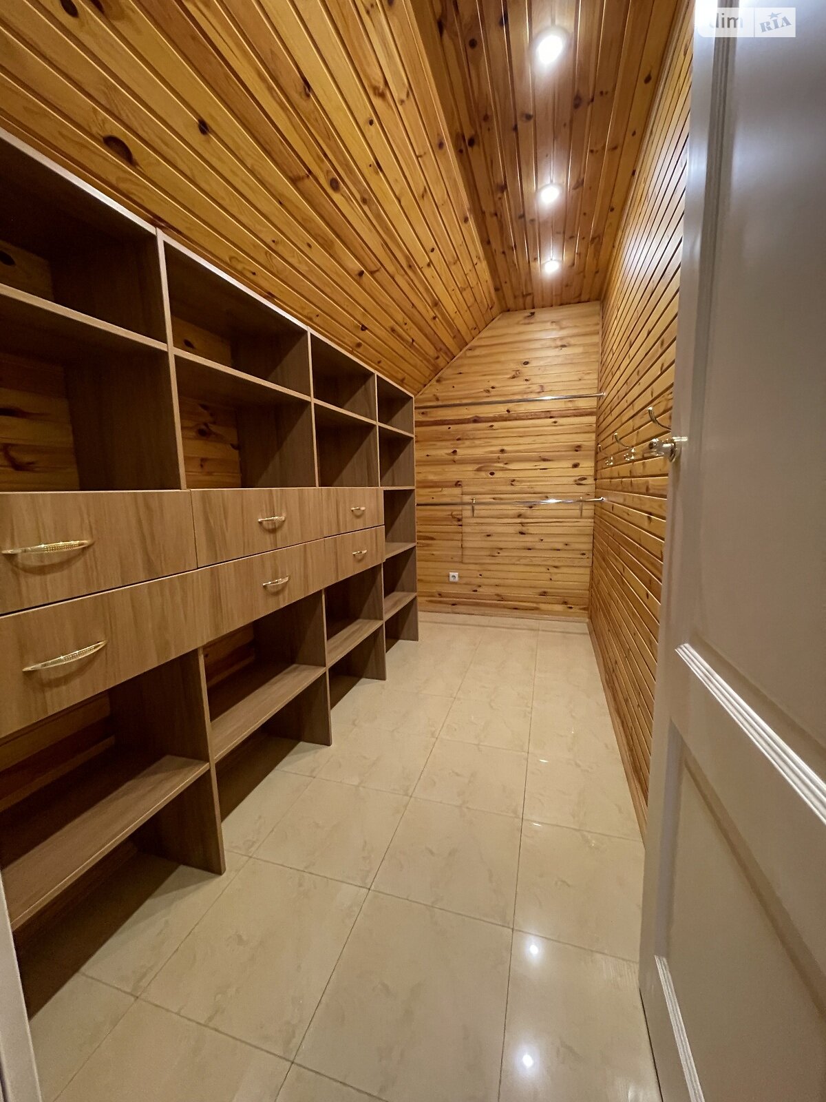 двоповерховий будинок з гаражем, 376 кв. м, кирпич. Здається помісячно в Києві, в районі Чорна Гора фото 1 двопроверховий будинок з гаражем, 376 кв. м, кирпич. Здається помісячно в Києві, в районі Чорна Гора фото 1