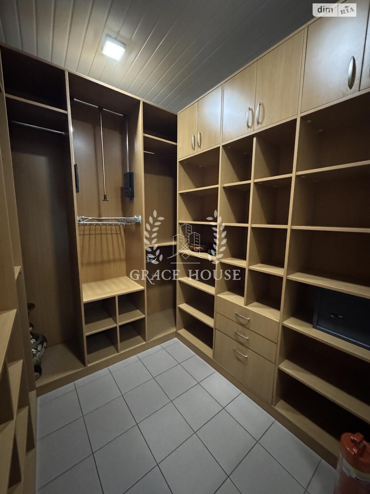 трехэтажный дом беседка, 470 кв. м, кирпич. Сдается помесячно в Киеве, в районе Добрый Шлях фото 1 трехэтажный дом беседка, 470 кв. м, кирпич. Сдается помесячно в Киеве, в районе Добрый Шлях фото 1