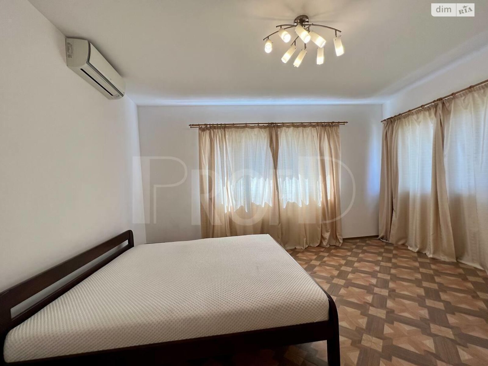 трехэтажный дом, 450 кв. м, кирпич. Сдается помесячно в Киеве, в районе Голосеевский фото 1 трехэтажный дом, 450 кв. м, кирпич. Сдается помесячно в Киеве, в районе Голосеевский фото 1