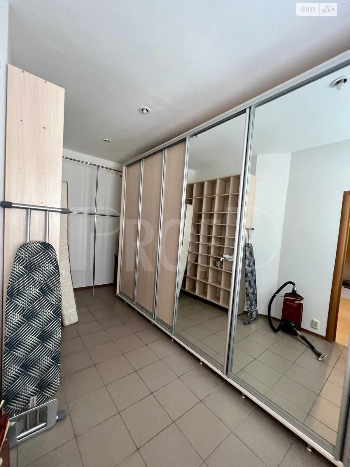 трехэтажный дом, 450 кв. м, кирпич. Сдается помесячно в Киеве, в районе Голосеевский фото 1 трехэтажный дом, 450 кв. м, кирпич. Сдается помесячно в Киеве, в районе Голосеевский фото 1
