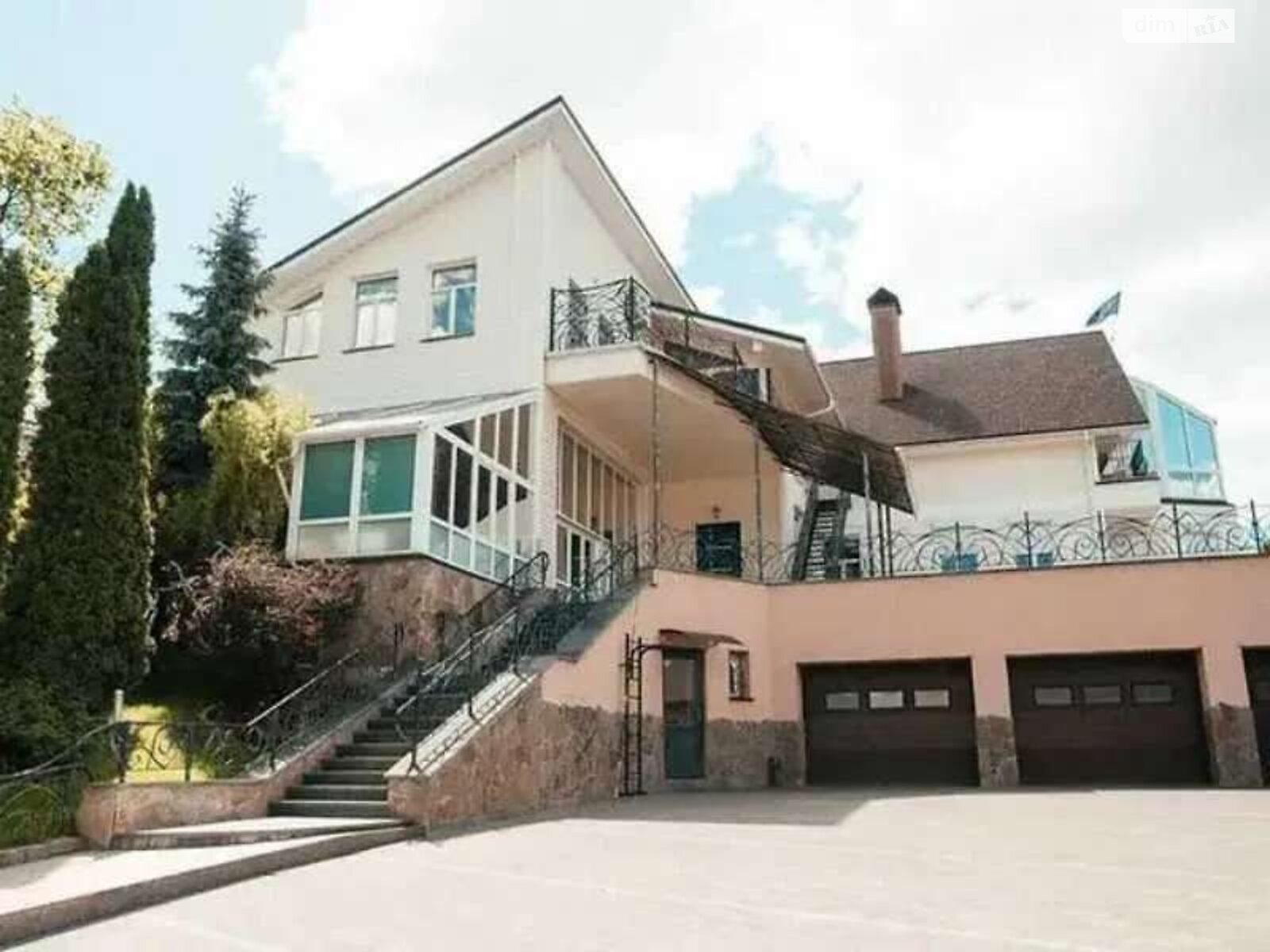 трехэтажный дом с гаражом, 680 кв. м, кирпич. Сдается помесячно в Киеве, в районе Голосеевский фото 1 трехэтажный дом с гаражом, 680 кв. м, кирпич. Сдается помесячно в Киеве, в районе Голосеевский фото 1