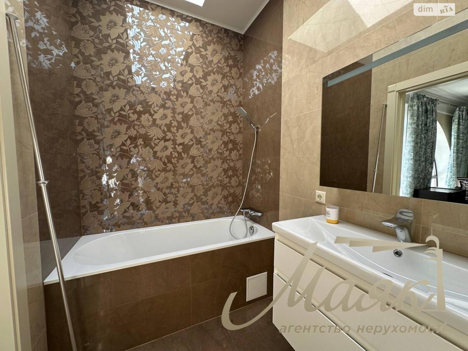 двухэтажный дом с верандой, 1500 кв. м, кирпич. Сдается помесячно в Киеве, в районе Голосеевский фото 1