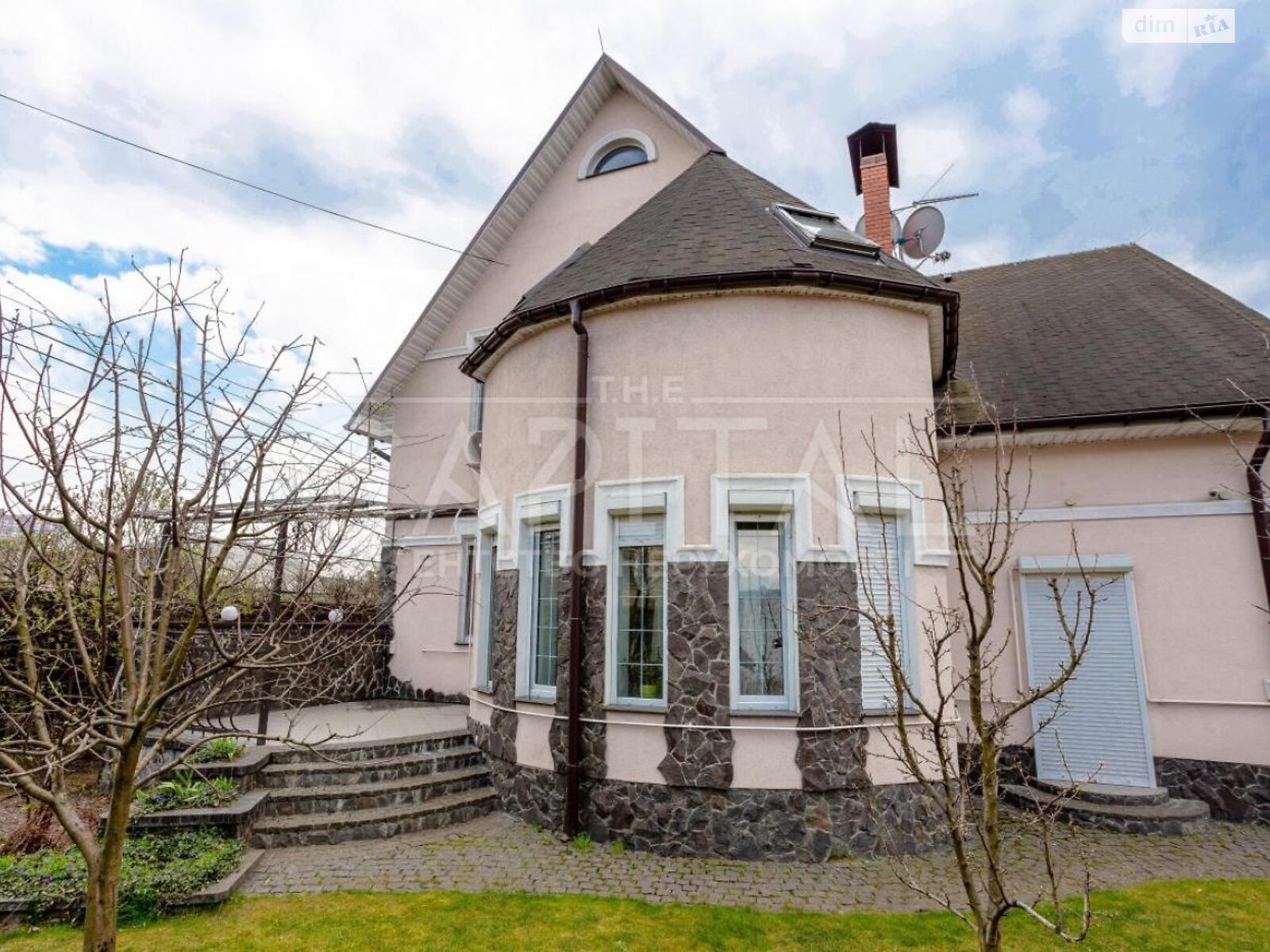 двухэтажный дом с гаражом, 220 кв. м, кирпич. Сдается помесячно в Киеве, в районе Нижние сады фото 1 двухэтажный дом с гаражом, 220 кв. м, кирпич. Сдается помесячно в Киеве, в районе Нижние сады фото 1