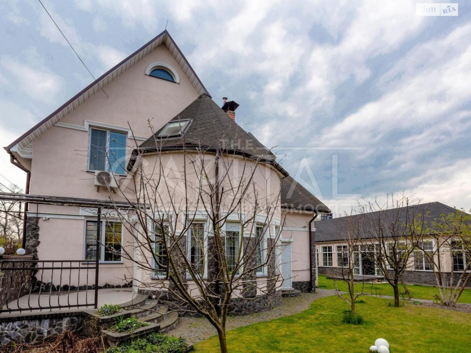 двухэтажный дом с гаражом, 220 кв. м, кирпич. Сдается помесячно в Киеве, в районе Нижние сады фото 1 двухэтажный дом с гаражом, 220 кв. м, кирпич. Сдается помесячно в Киеве, в районе Нижние сады фото 1