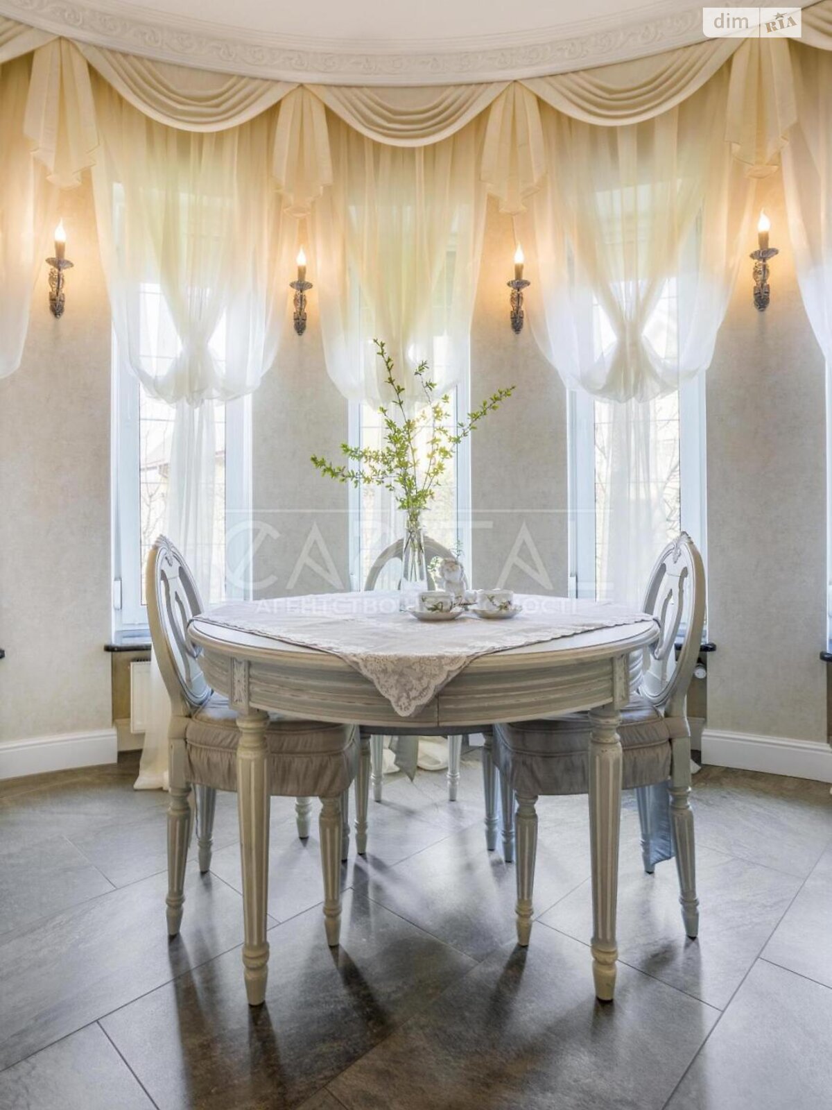 двухэтажный дом с гаражом, 220 кв. м, кирпич. Сдается помесячно в Киеве, в районе Нижние сады фото 1 двухэтажный дом с гаражом, 220 кв. м, кирпич. Сдается помесячно в Киеве, в районе Нижние сады фото 1