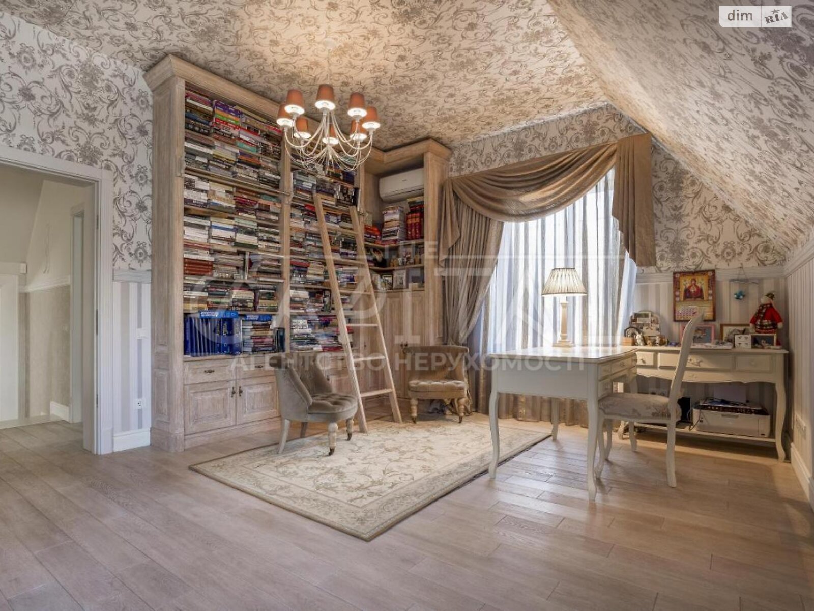 двухэтажный дом с гаражом, 220 кв. м, кирпич. Сдается помесячно в Киеве, в районе Нижние сады фото 1 двухэтажный дом с гаражом, 220 кв. м, кирпич. Сдается помесячно в Киеве, в районе Нижние сады фото 1