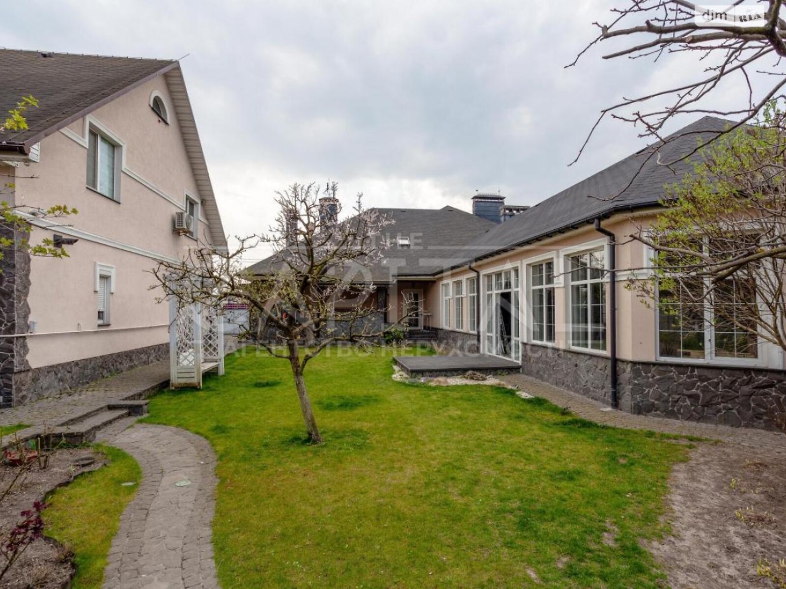 двухэтажный дом с гаражом, 220 кв. м, кирпич. Сдается помесячно в Киеве, в районе Нижние сады фото 1 двухэтажный дом с гаражом, 220 кв. м, кирпич. Сдается помесячно в Киеве, в районе Нижние сады фото 1