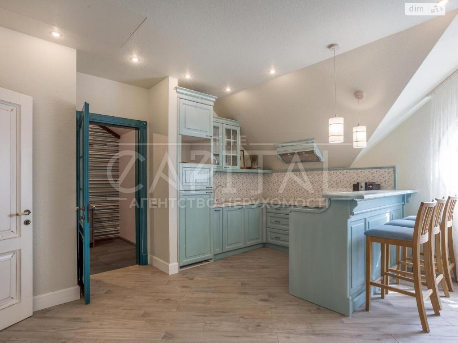 двухэтажный дом с гаражом, 220 кв. м, кирпич. Сдается помесячно в Киеве, в районе Нижние сады фото 1 двухэтажный дом с гаражом, 220 кв. м, кирпич. Сдается помесячно в Киеве, в районе Нижние сады фото 1