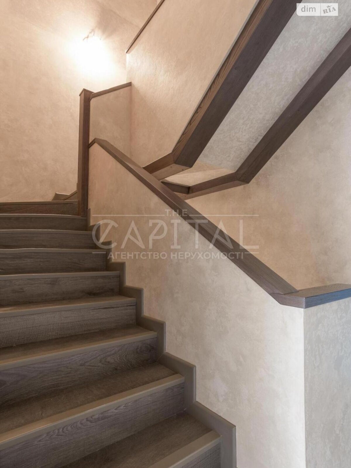 двухэтажный дом с гаражом, 220 кв. м, кирпич. Сдается помесячно в Киеве, в районе Нижние сады фото 1 двухэтажный дом с гаражом, 220 кв. м, кирпич. Сдается помесячно в Киеве, в районе Нижние сады фото 1