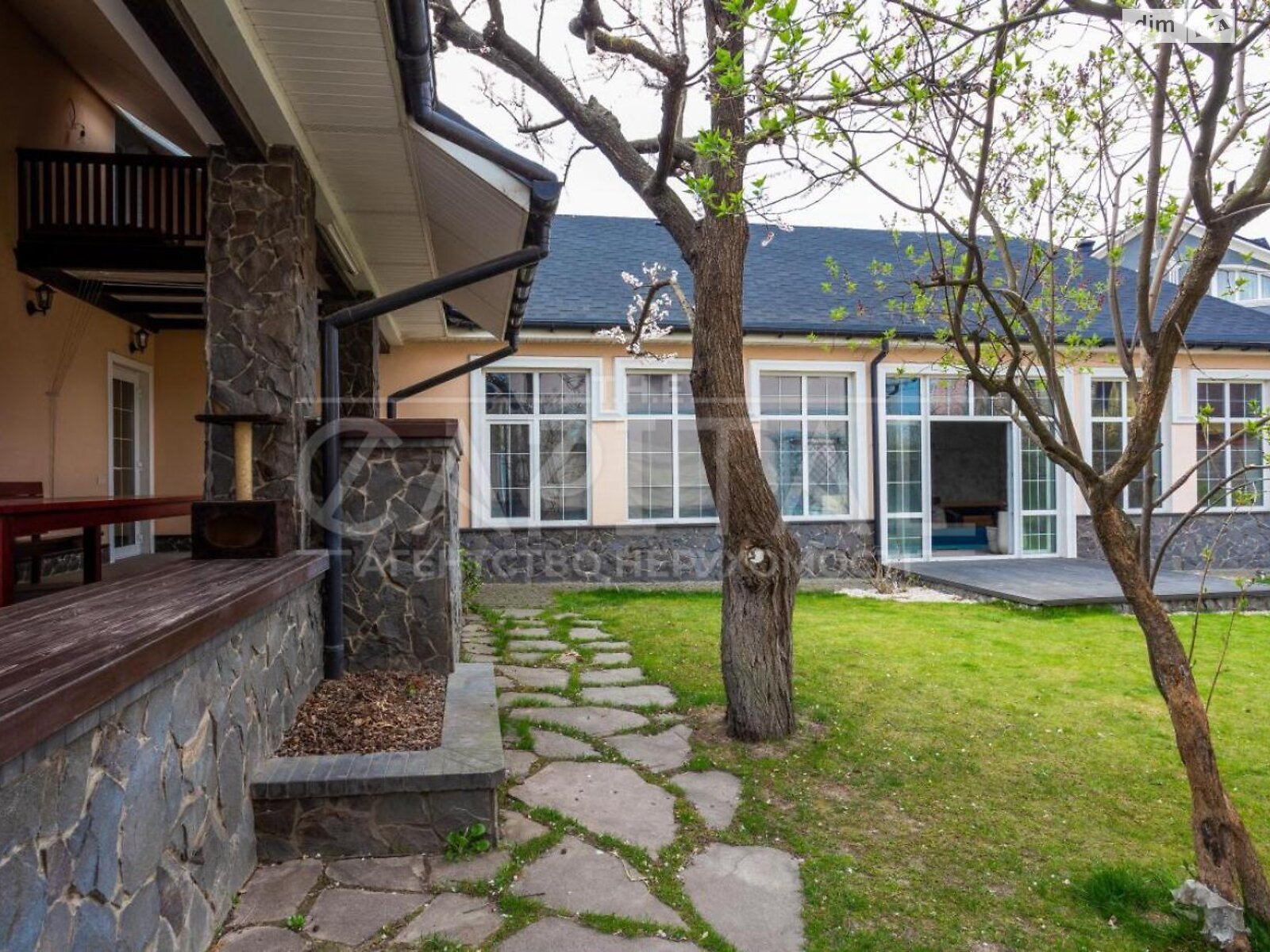 двухэтажный дом с гаражом, 220 кв. м, кирпич. Сдается помесячно в Киеве, в районе Нижние сады фото 1 двухэтажный дом с гаражом, 220 кв. м, кирпич. Сдается помесячно в Киеве, в районе Нижние сады фото 1