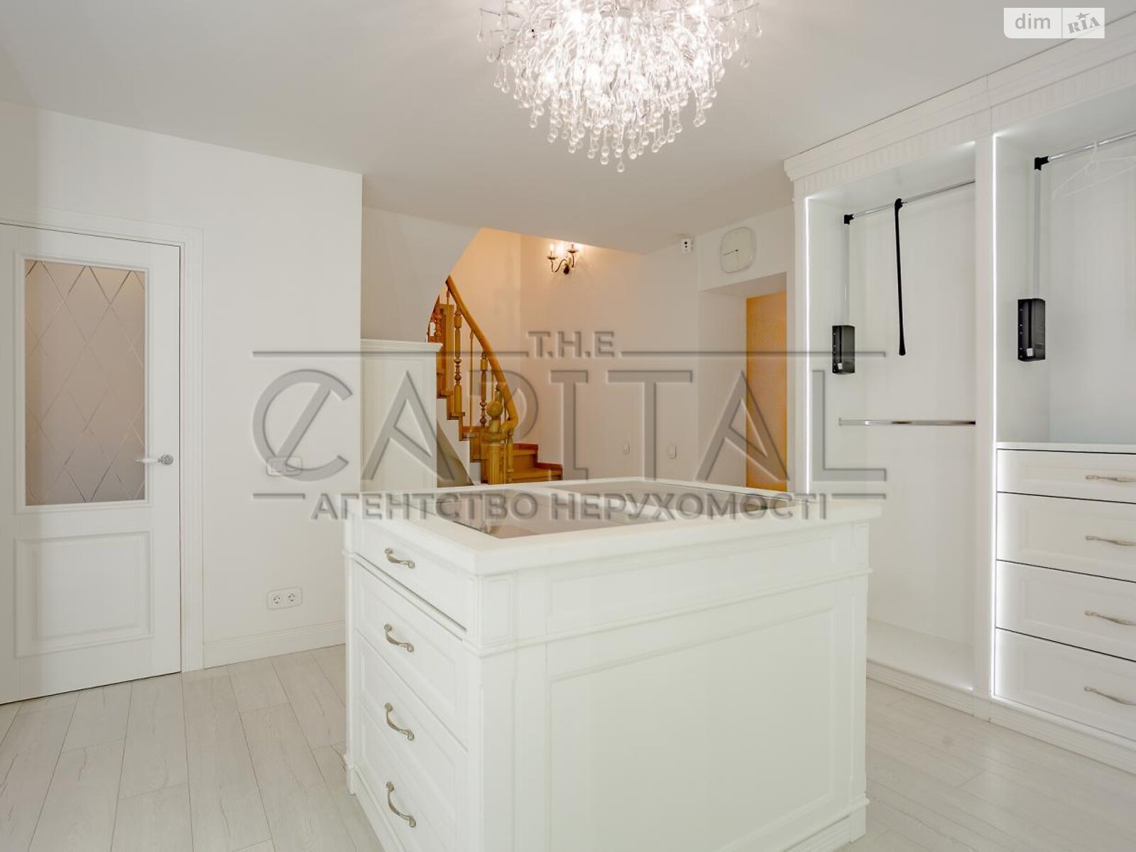 триповерховий будинок з верандою, 220 кв. м, кирпич. Здається помісячно в Києві, в районі Нижні сади фото 1 трипроверховий будинок з верандою, 220 кв. м, кирпич. Здається помісячно в Києві, в районі Нижні сади фото 1