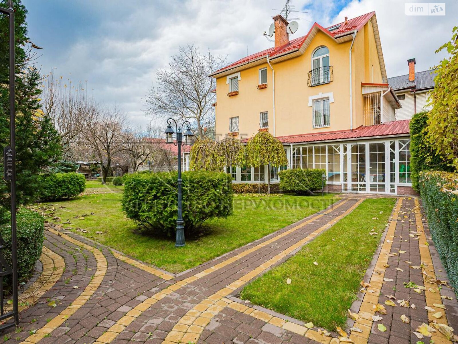 триповерховий будинок з верандою, 220 кв. м, кирпич. Здається помісячно в Києві, в районі Нижні сади фото 1 трипроверховий будинок з верандою, 220 кв. м, кирпич. Здається помісячно в Києві, в районі Нижні сади фото 1