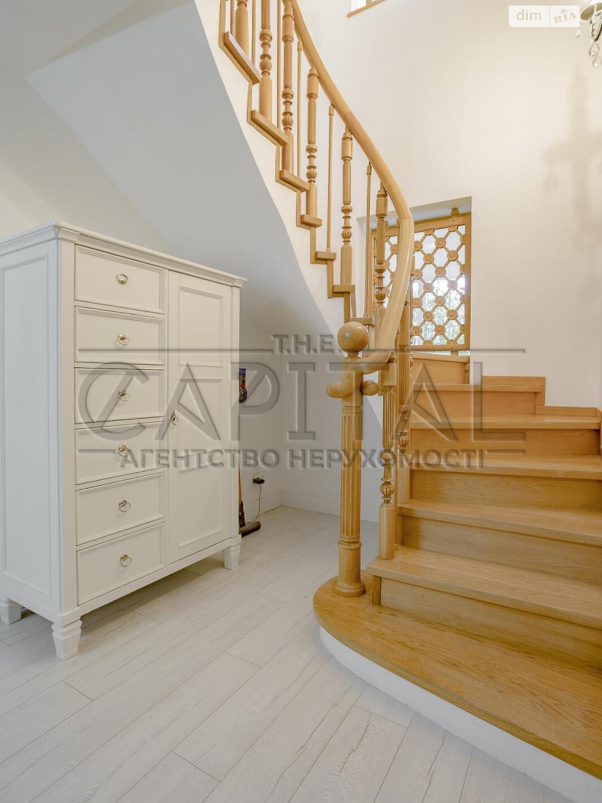 триповерховий будинок з верандою, 220 кв. м, кирпич. Здається помісячно в Києві, в районі Нижні сади фото 1 трипроверховий будинок з верандою, 220 кв. м, кирпич. Здається помісячно в Києві, в районі Нижні сади фото 1