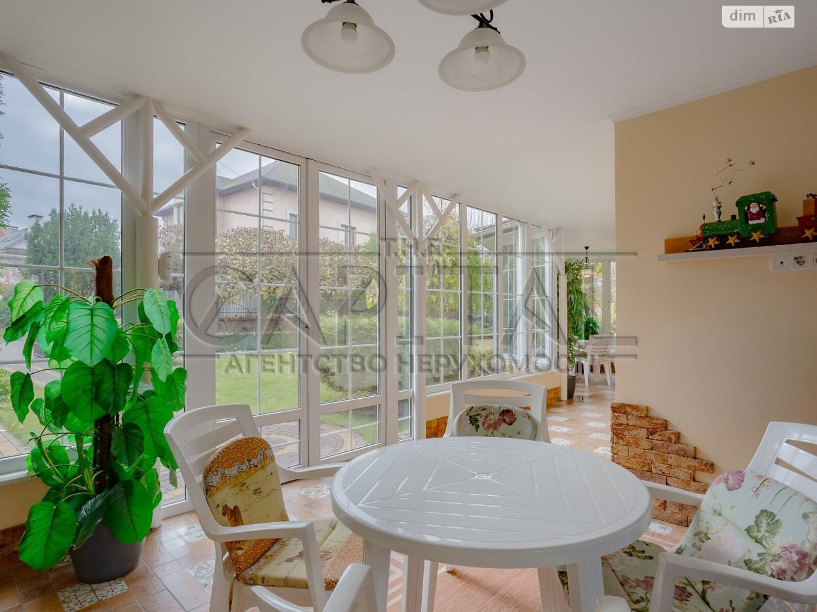 триповерховий будинок з верандою, 220 кв. м, кирпич. Здається помісячно в Києві, в районі Нижні сади фото 1 трипроверховий будинок з верандою, 220 кв. м, кирпич. Здається помісячно в Києві, в районі Нижні сади фото 1